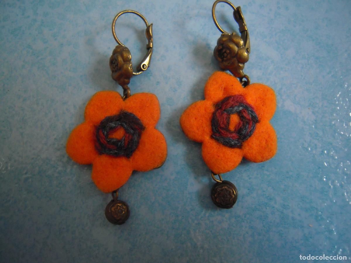 Segunda mano: Pendientes metal flor naranja fieltro - Foto 1