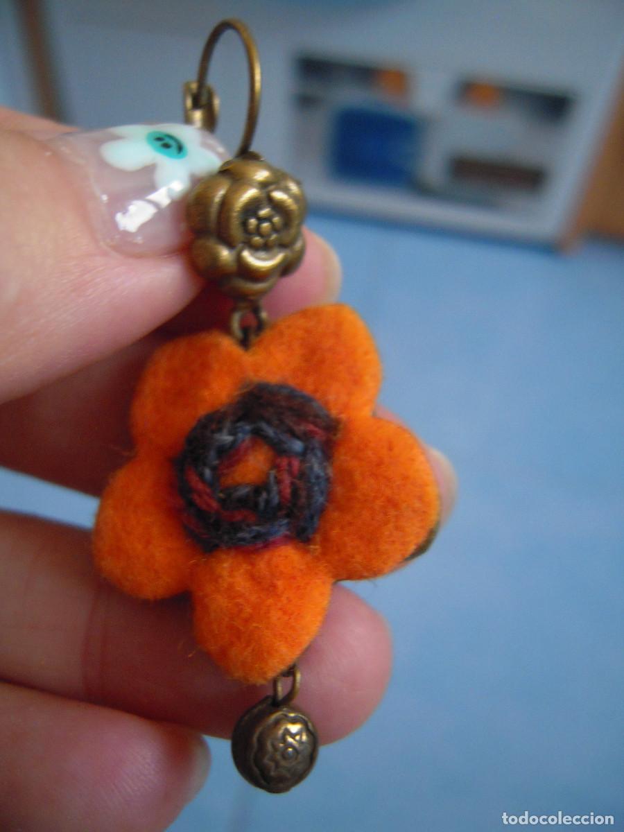 Segunda mano: Pendientes metal flor naranja fieltro - Foto 4
