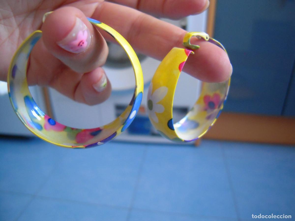 Segunda mano: Pendientes aro amarillo y flores multicolores - Foto 1