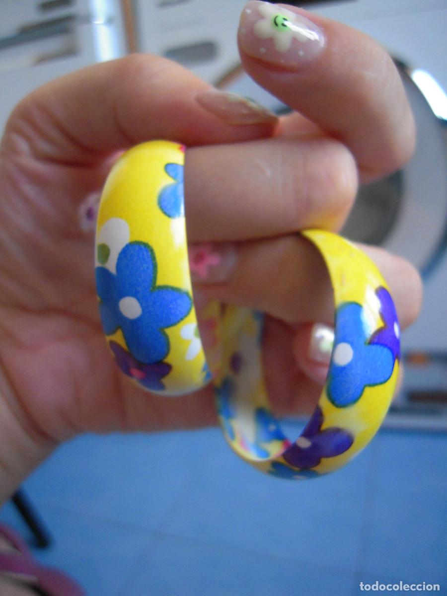 Segunda mano: Pendientes aro amarillo y flores multicolores - Foto 2