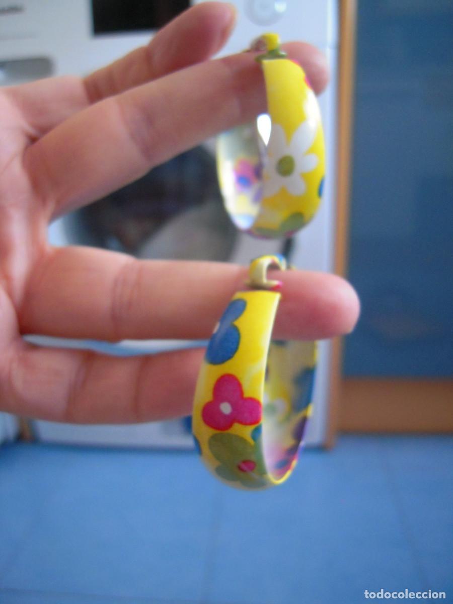 Segunda mano: Pendientes aro amarillo y flores multicolores - Foto 4