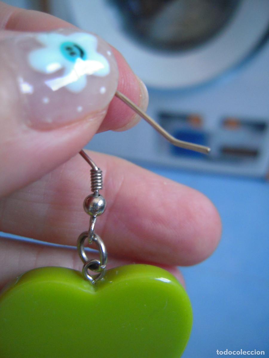Segunda mano: Pendientes pl&aacute;stico coraz&oacute;n - Foto 3