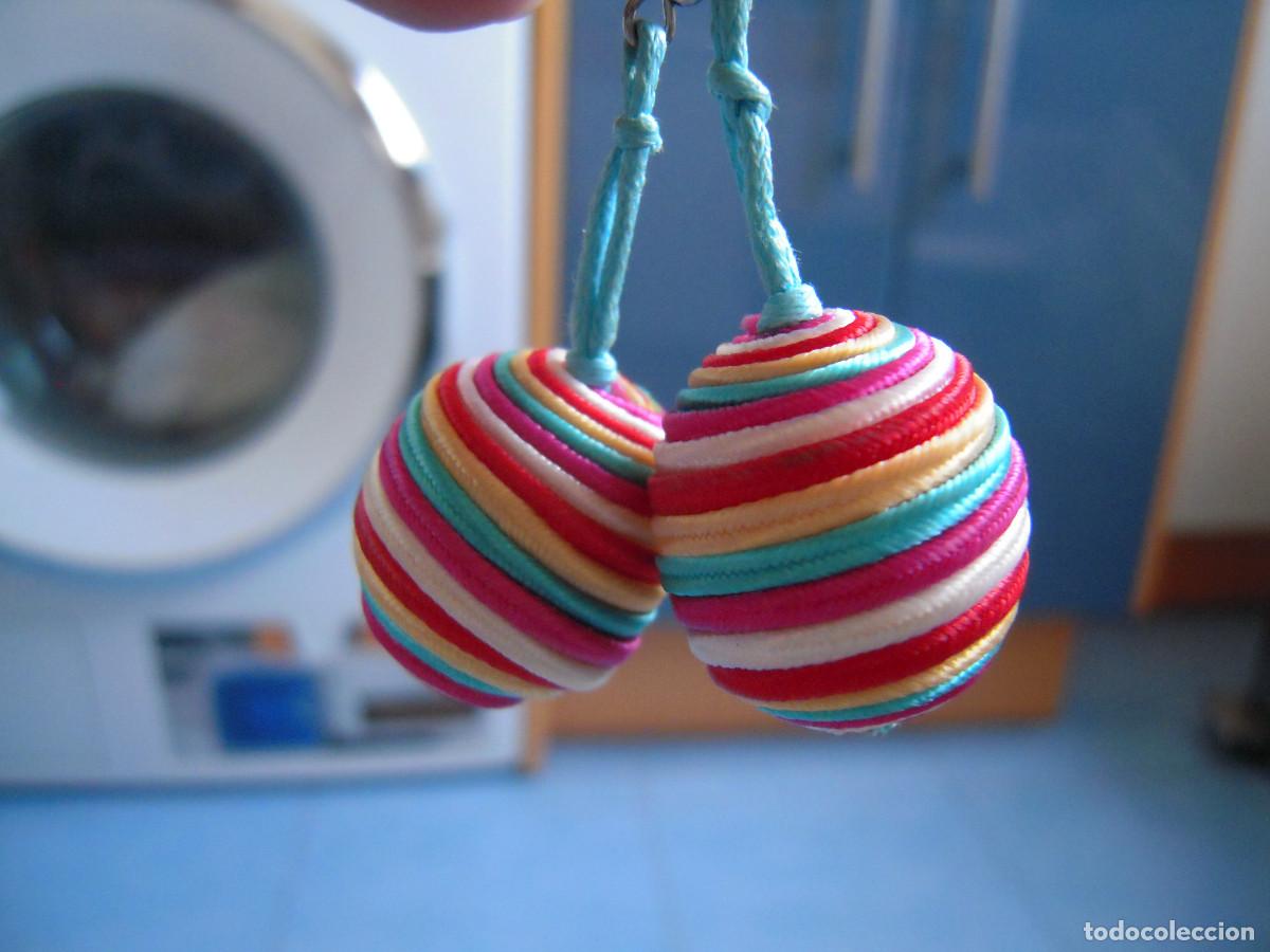 Segunda mano: Pendientes bolas multicolores tela - Foto 2
