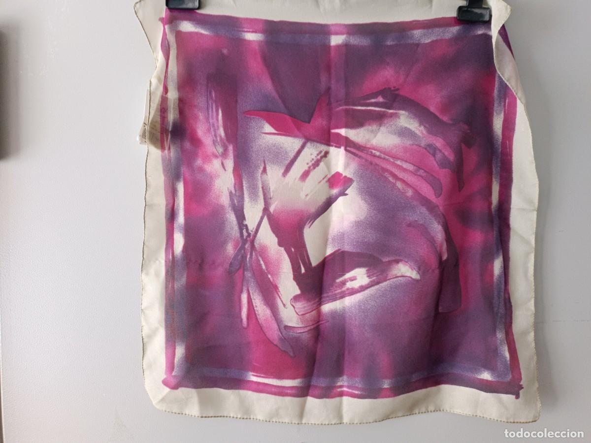 Segunda mano: Pa&ntilde;uelo cuello estampado - Foto 1
