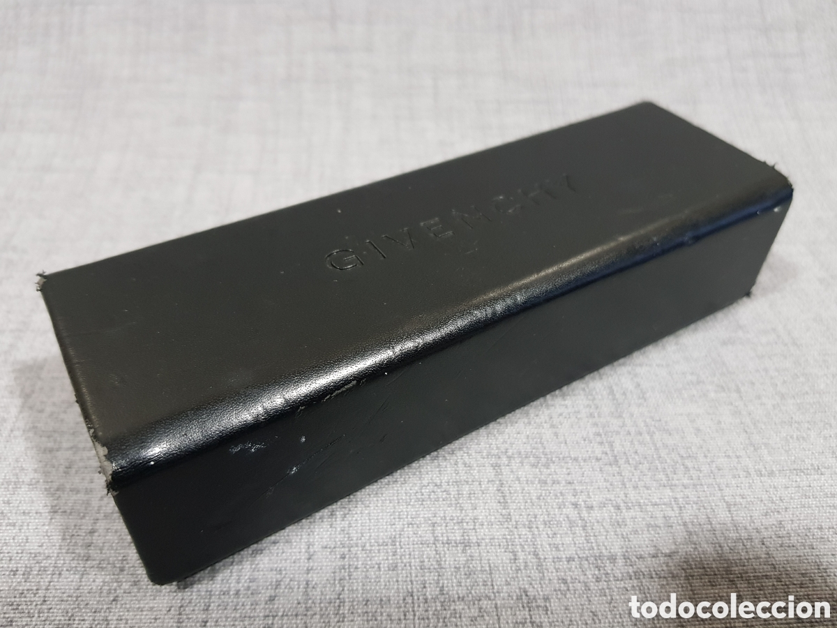 Segunda mano: GIVENCHY FUNDA GAFAS R&Iacute;GIDA CON CIERRE IMANTADO + GAMUZA - Foto 2