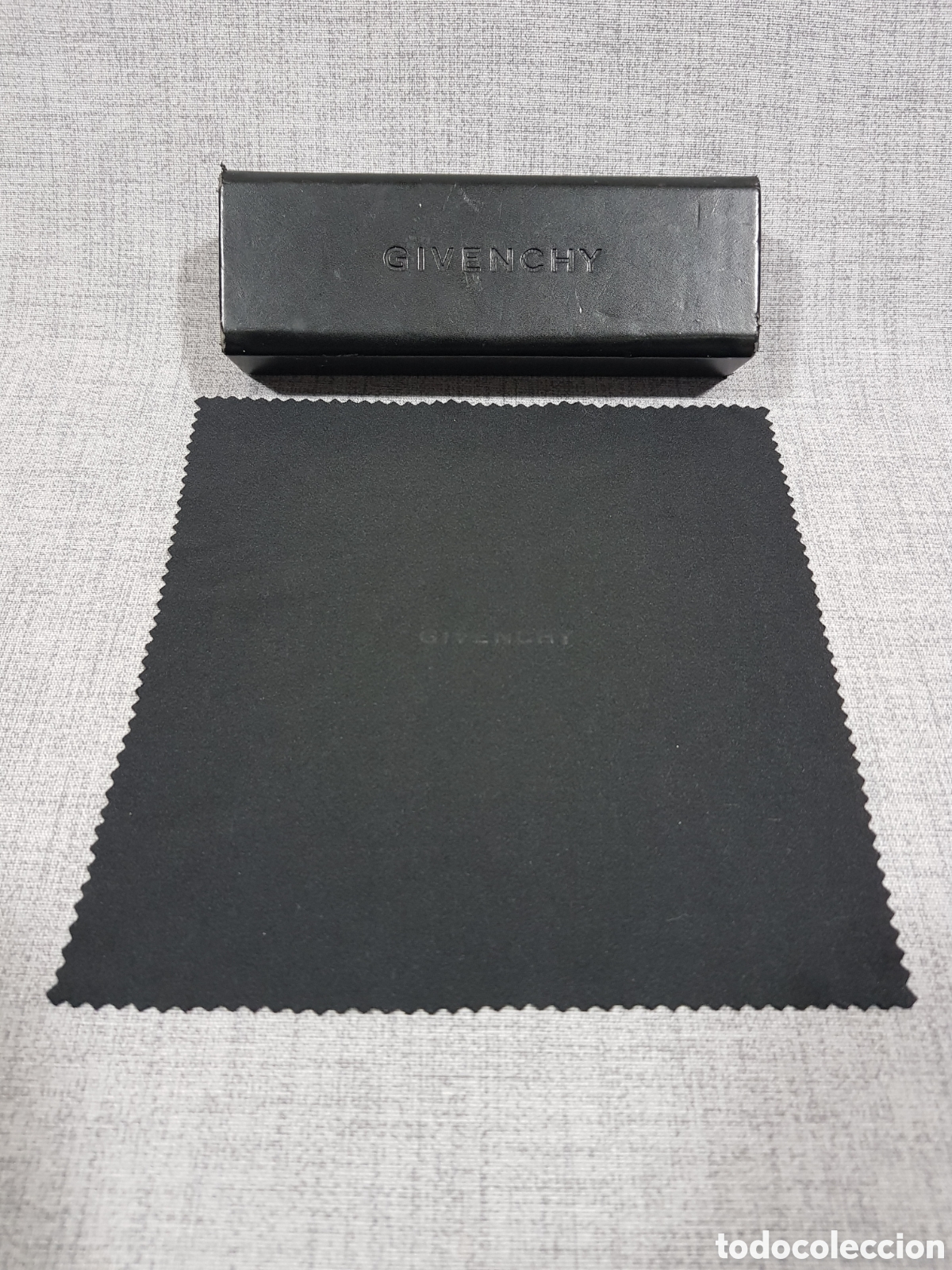 Segunda mano: GIVENCHY FUNDA GAFAS R&Iacute;GIDA CON CIERRE IMANTADO + GAMUZA - Foto 1
