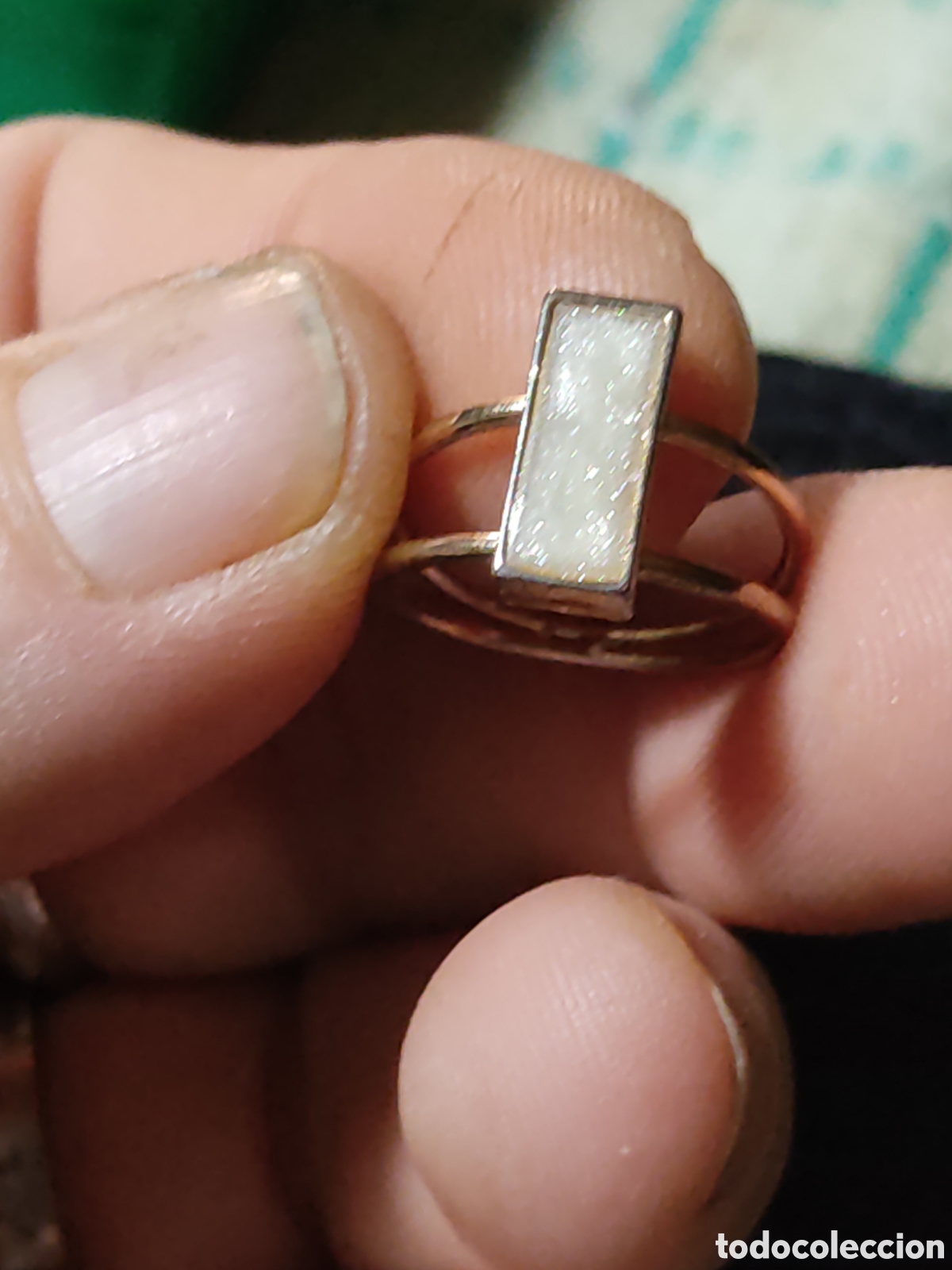 Segunda mano: Anillo con esmaltado nacarado, Bisuter&iacute;a. - Foto 1