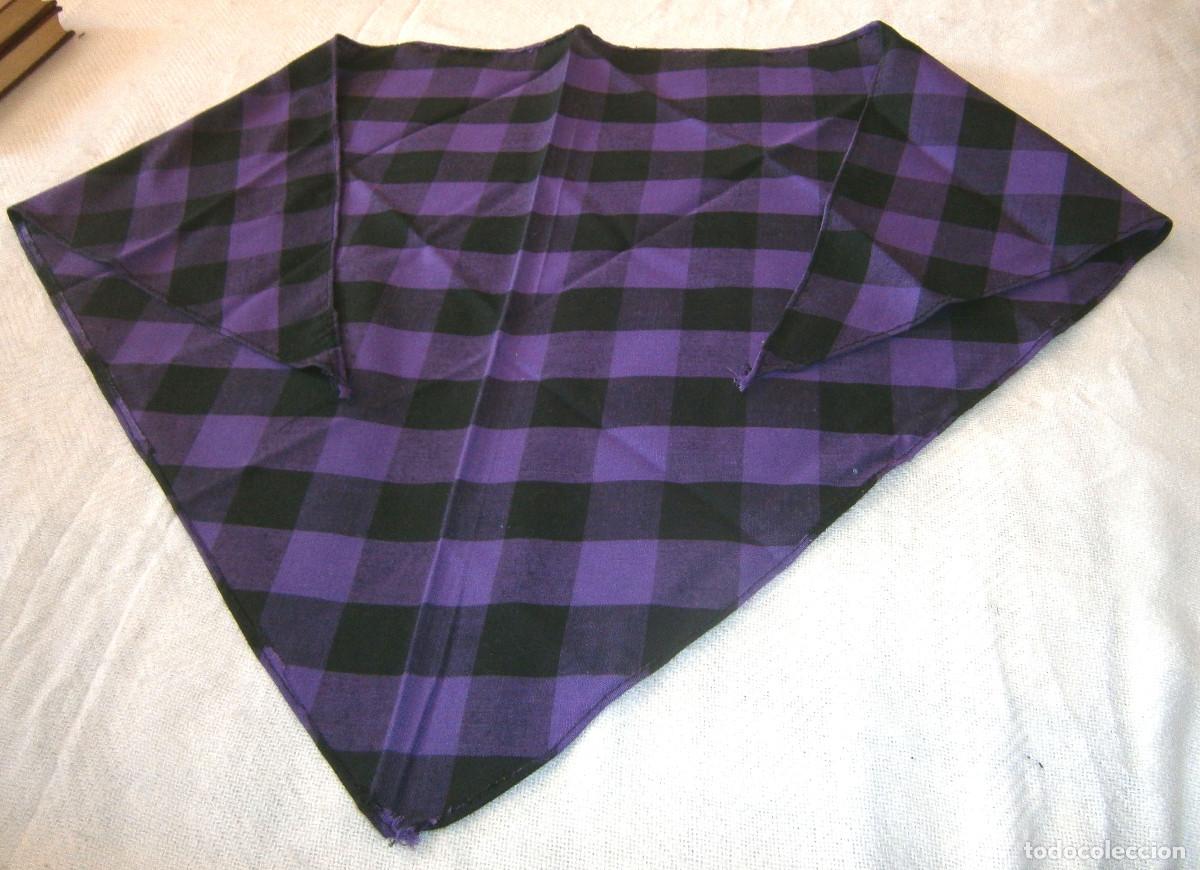 Segunda mano: pa&ntilde;uelo triangular cuadros negros morados - Foto 1