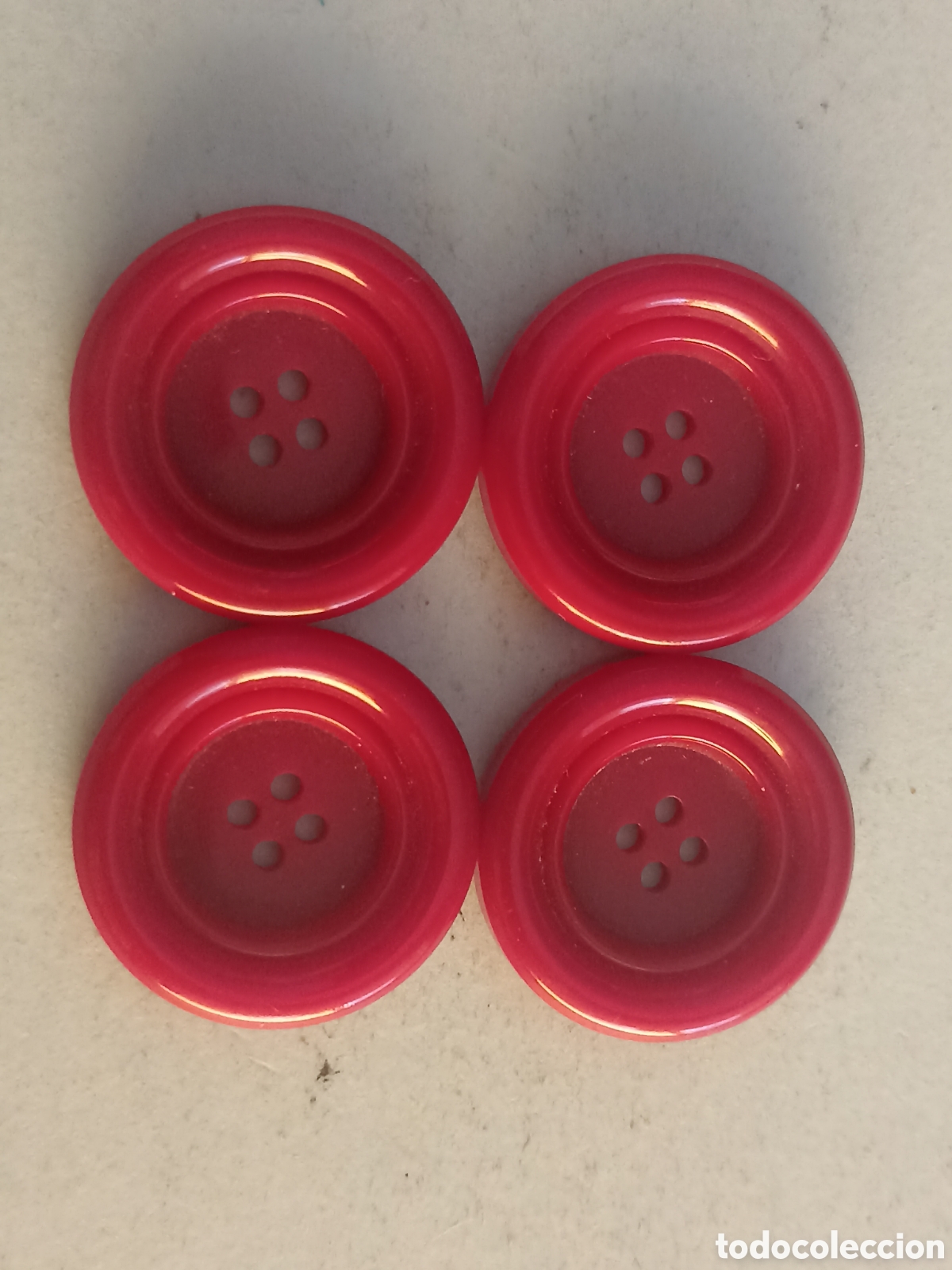Segunda mano: 4 Botones rojos - Pedido m&iacute;nimo 3&euro; - Foto 1