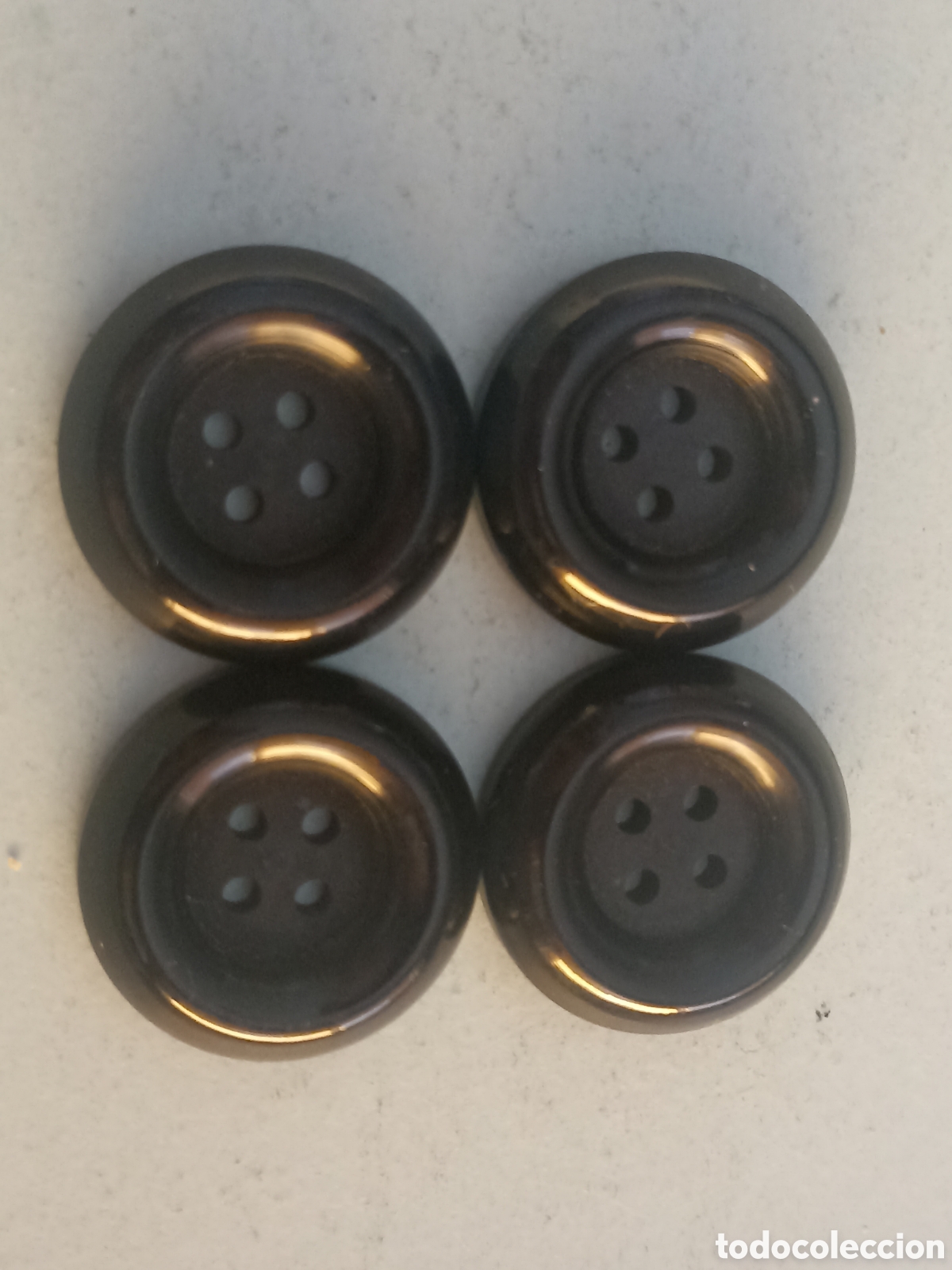 Segunda mano: 4 Botones negros - Pedido m&iacute;nimo 3&euro; - Foto 1