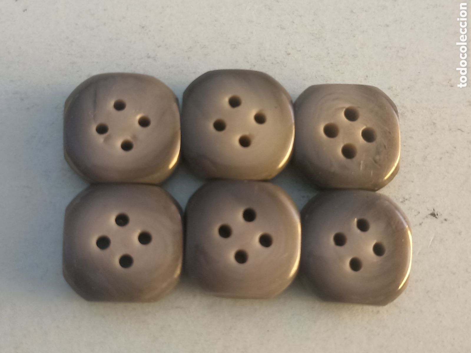 Segunda mano: 6 Botones grises - Pedido m&iacute;nimo 3&euro; - Foto 1