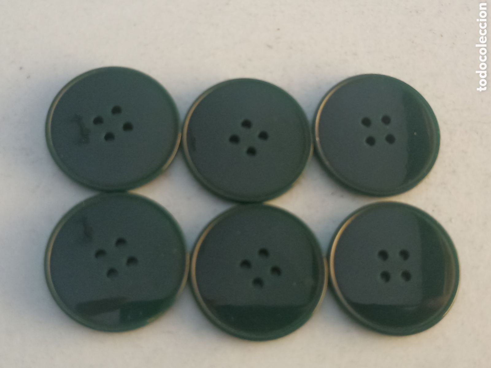 Segunda mano: 6 Botones verdes - Pedido m&iacute;nimo 3&euro; - Foto 1