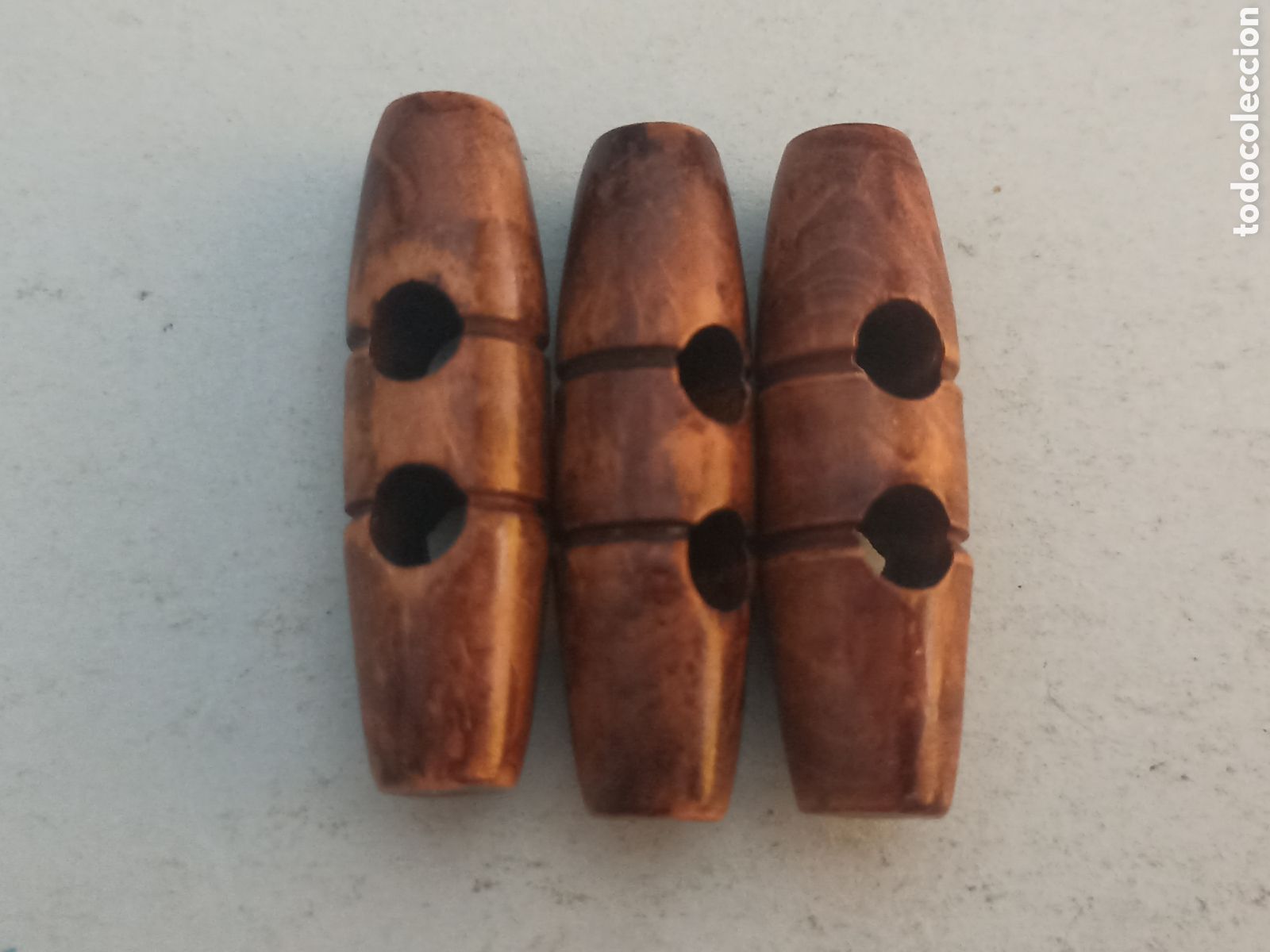 Segunda mano: 3 Botones alargados marrones - Pedido m&iacute;nimo 3&euro; - Foto 1