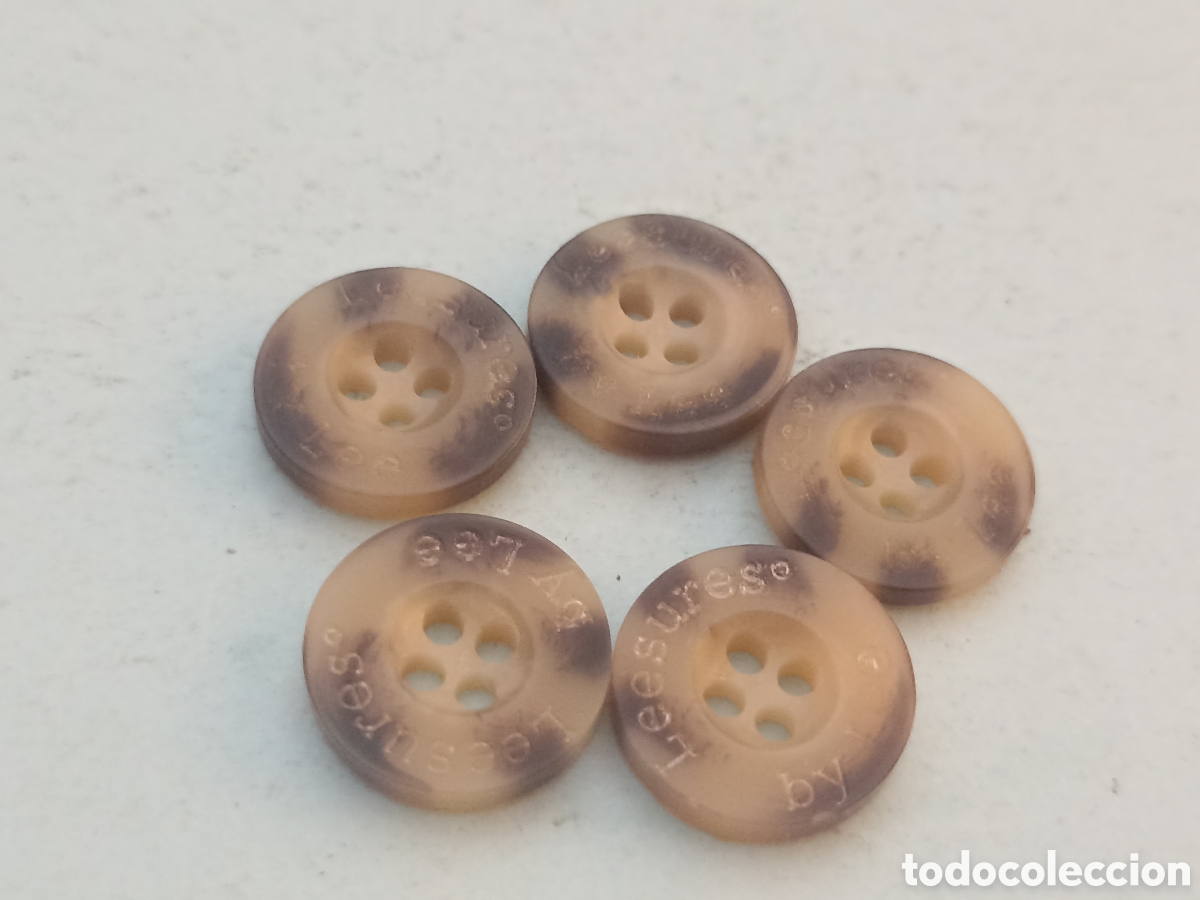 Segunda mano: 5 Botones marrones Lee peque&ntilde;os - Pedido m&iacute;nimo 3&euro; - Foto 1