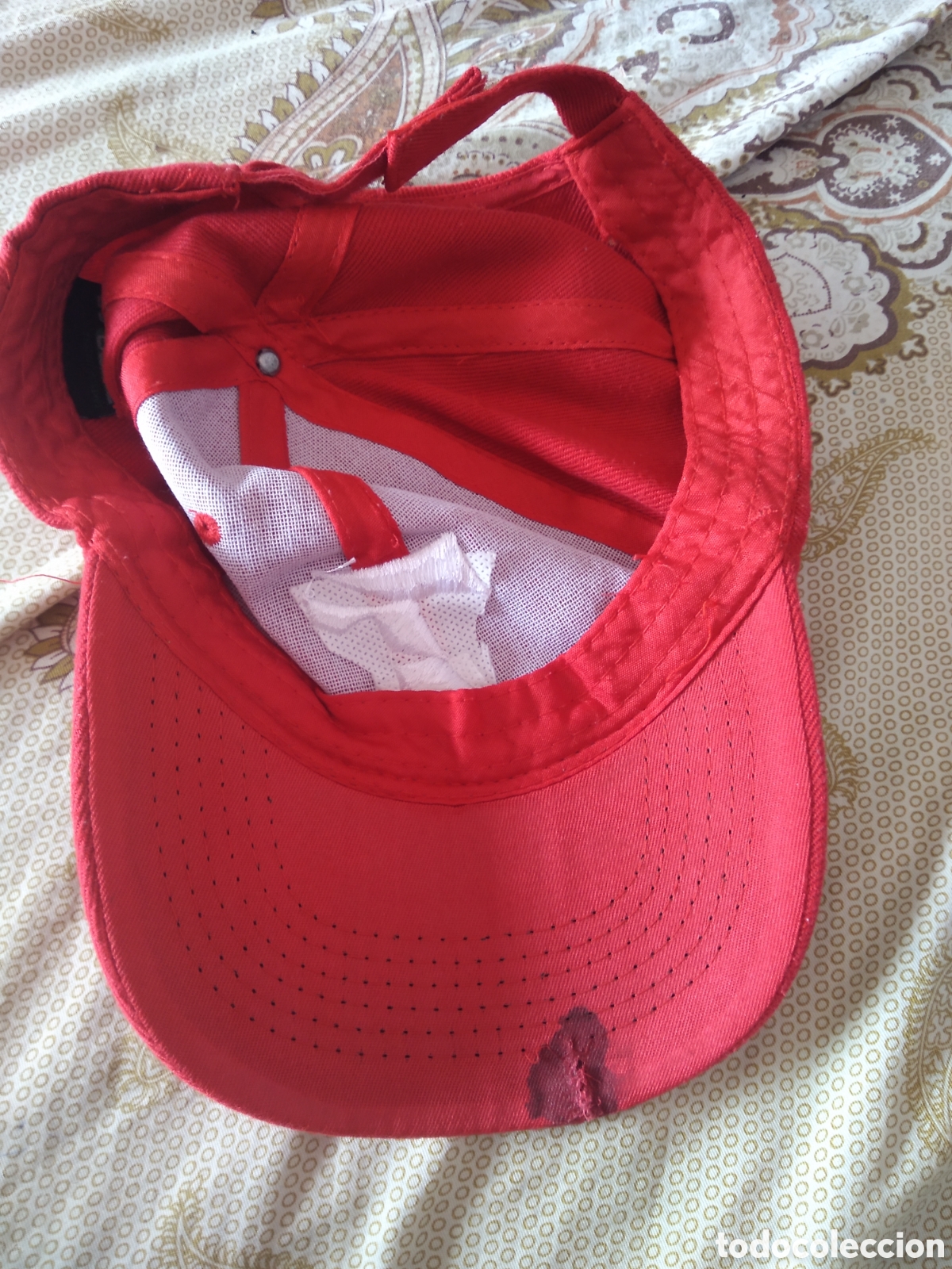 Segunda mano: GORRA COLOR ROJO LETRA T - Foto 3