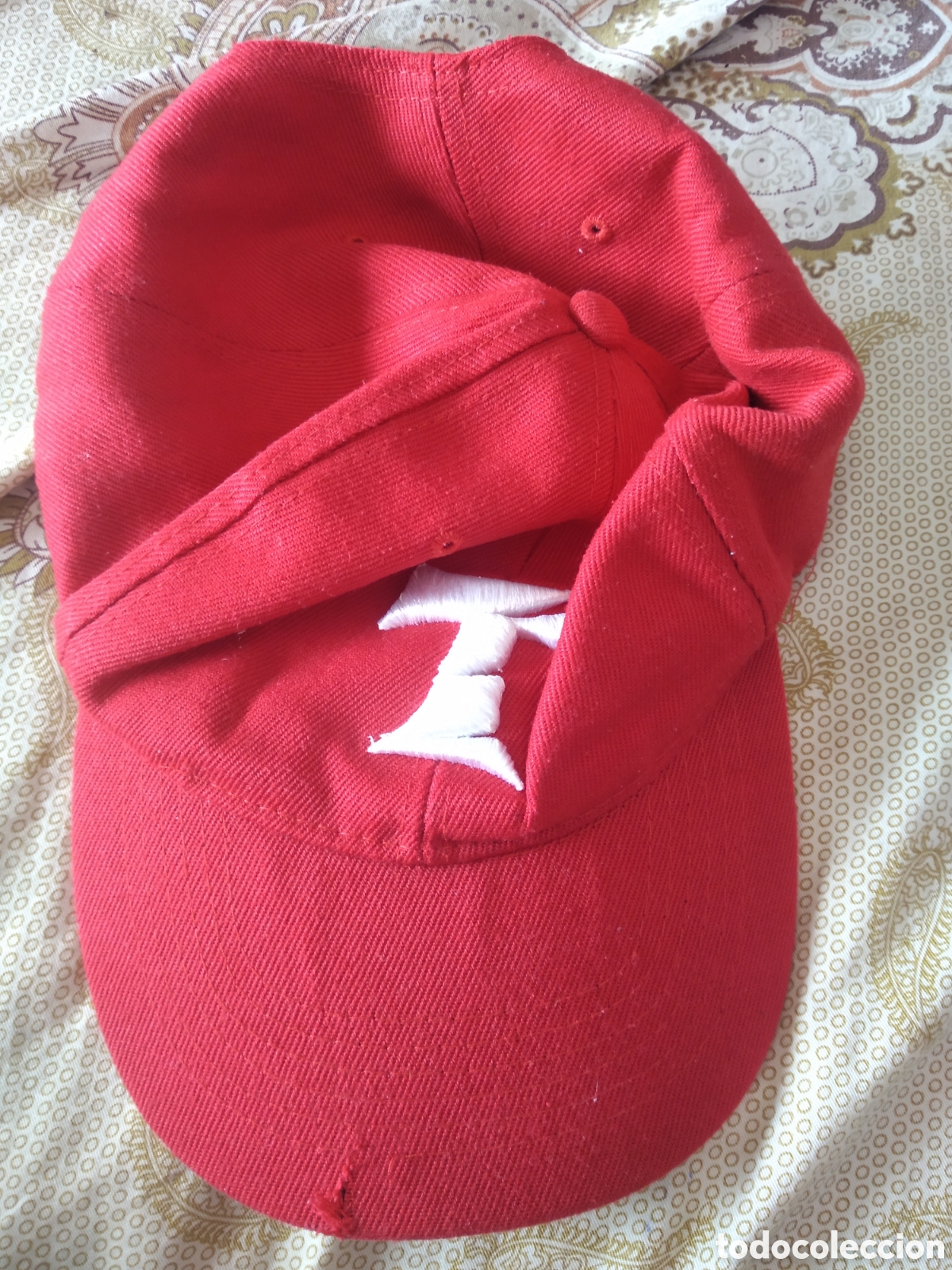 Segunda mano: GORRA COLOR ROJO LETRA T - Foto 1