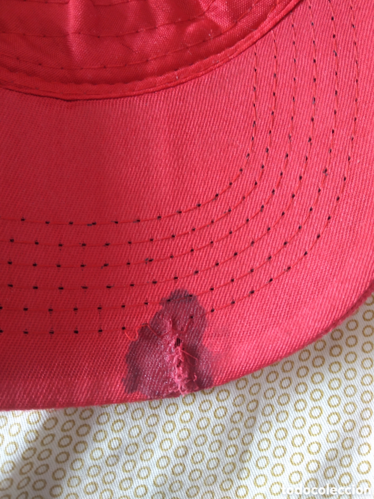 Segunda mano: GORRA COLOR ROJO LETRA T - Foto 2