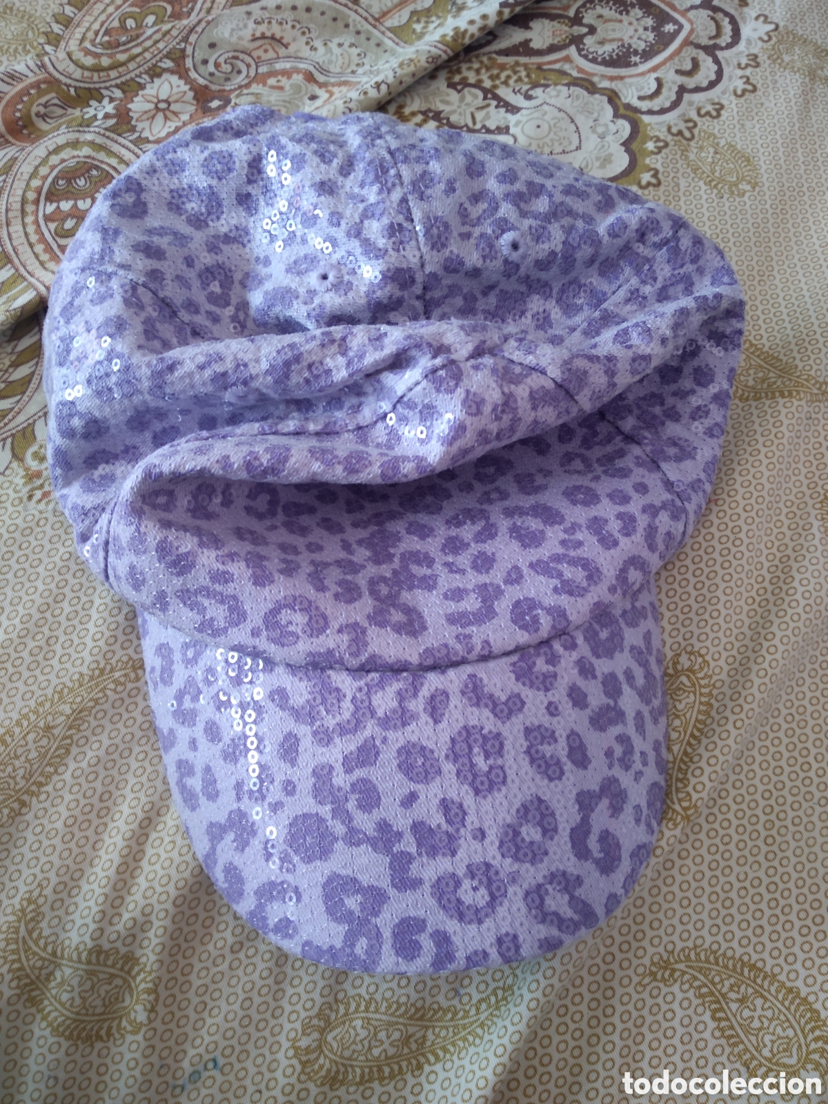 Segunda mano: GORRA LILA CON BRILLANTES - Foto 1