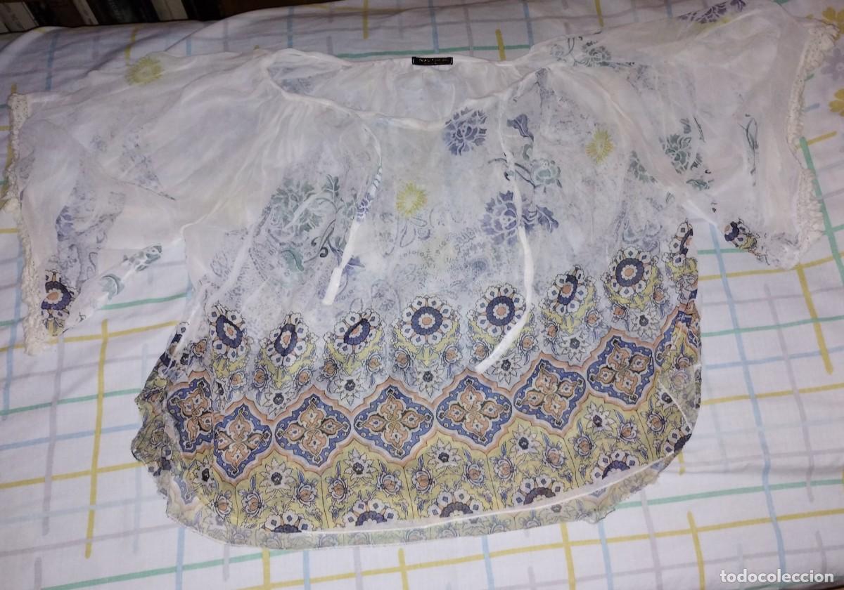 Segunda mano: BLUSA DECORADA CON CENEFA INFERIOR - Foto 1