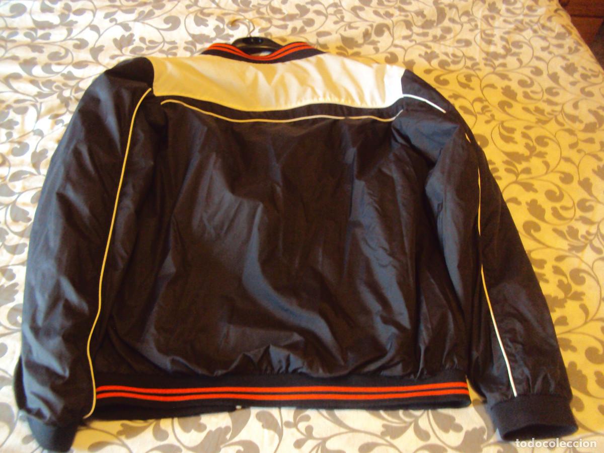 Segunda mano: CHAQUETA POLIESTER preciosa - Foto 5