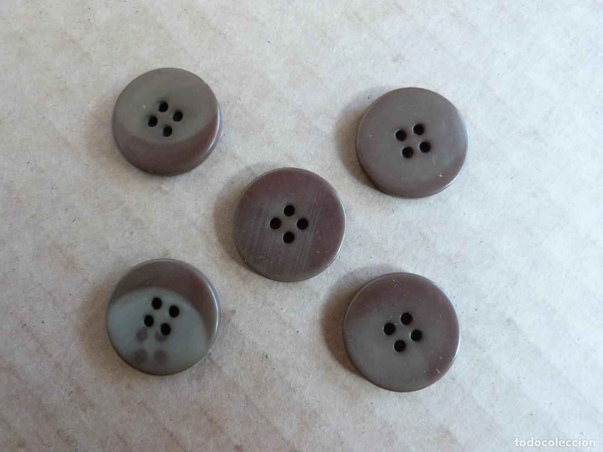 Segunda mano: Lote 5 botones marrones - Diametro 2,2 centimetros - Foto 3