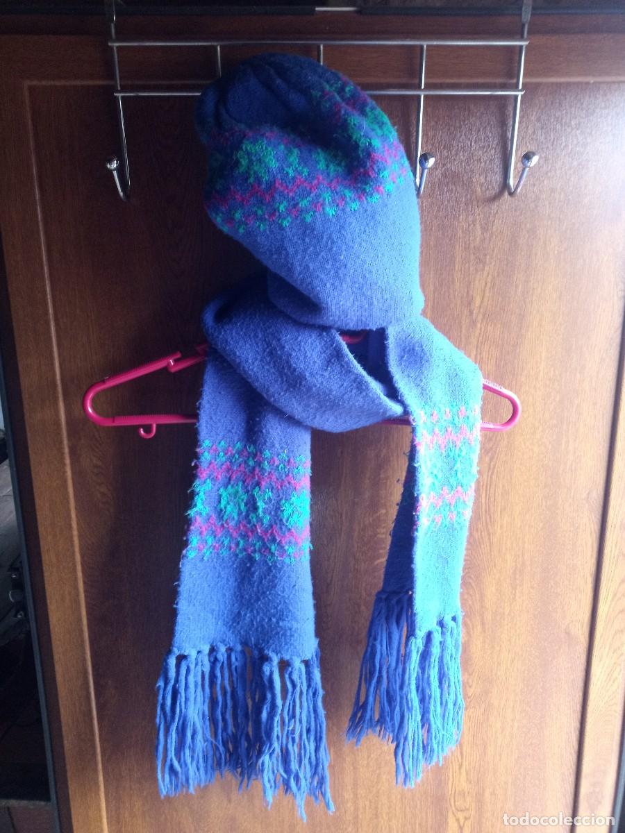 Segunda mano: Juego de bufanda y gorro de punto. Azul con cenefa - Foto 1