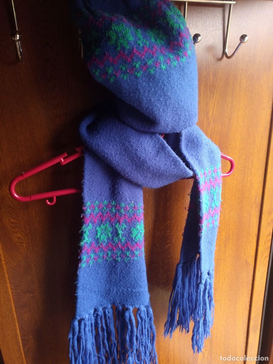Segunda mano: Juego de bufanda y gorro de punto. Azul con cenefa - Foto 2