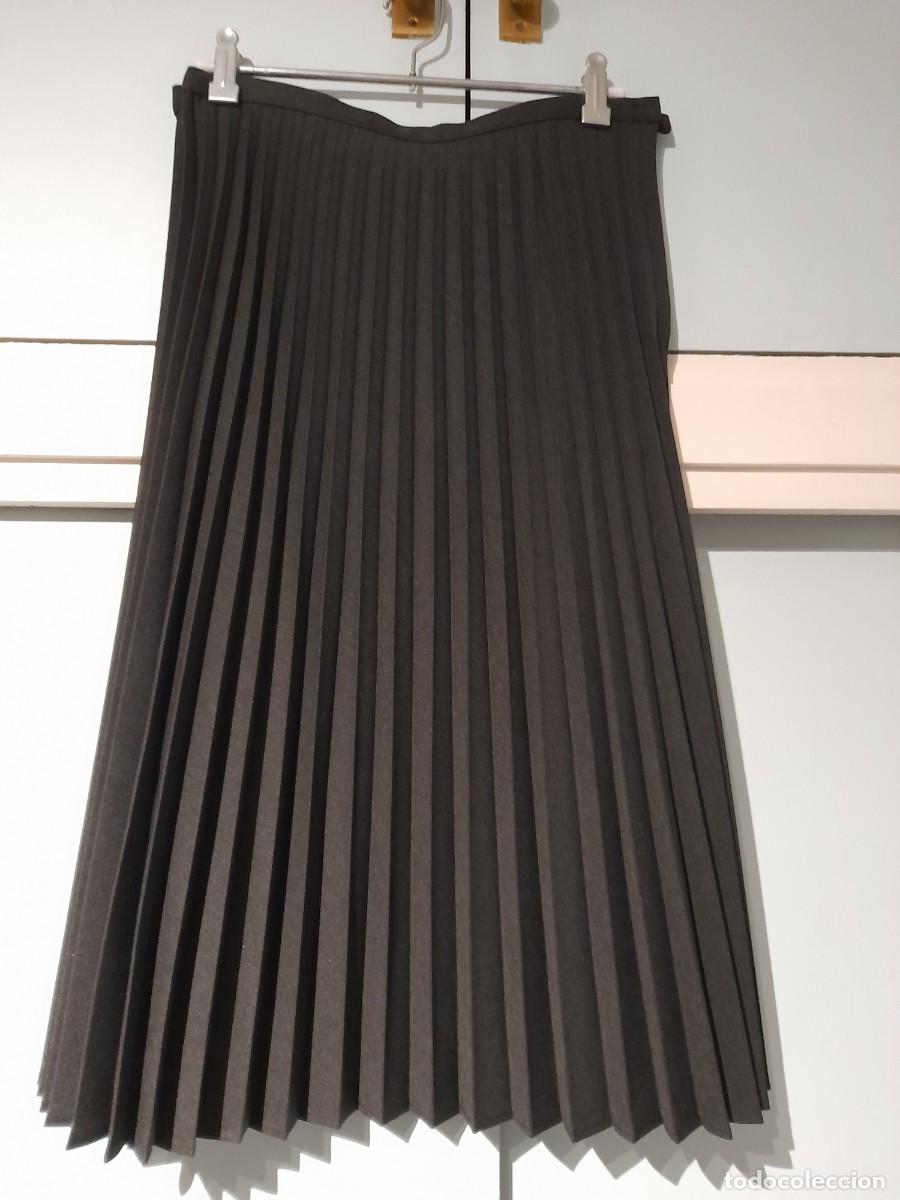 Segunda mano: Falda plisada se&ntilde;ora gris oscuro casi negro, ZARA BASIC. Talla 38. - Foto 1