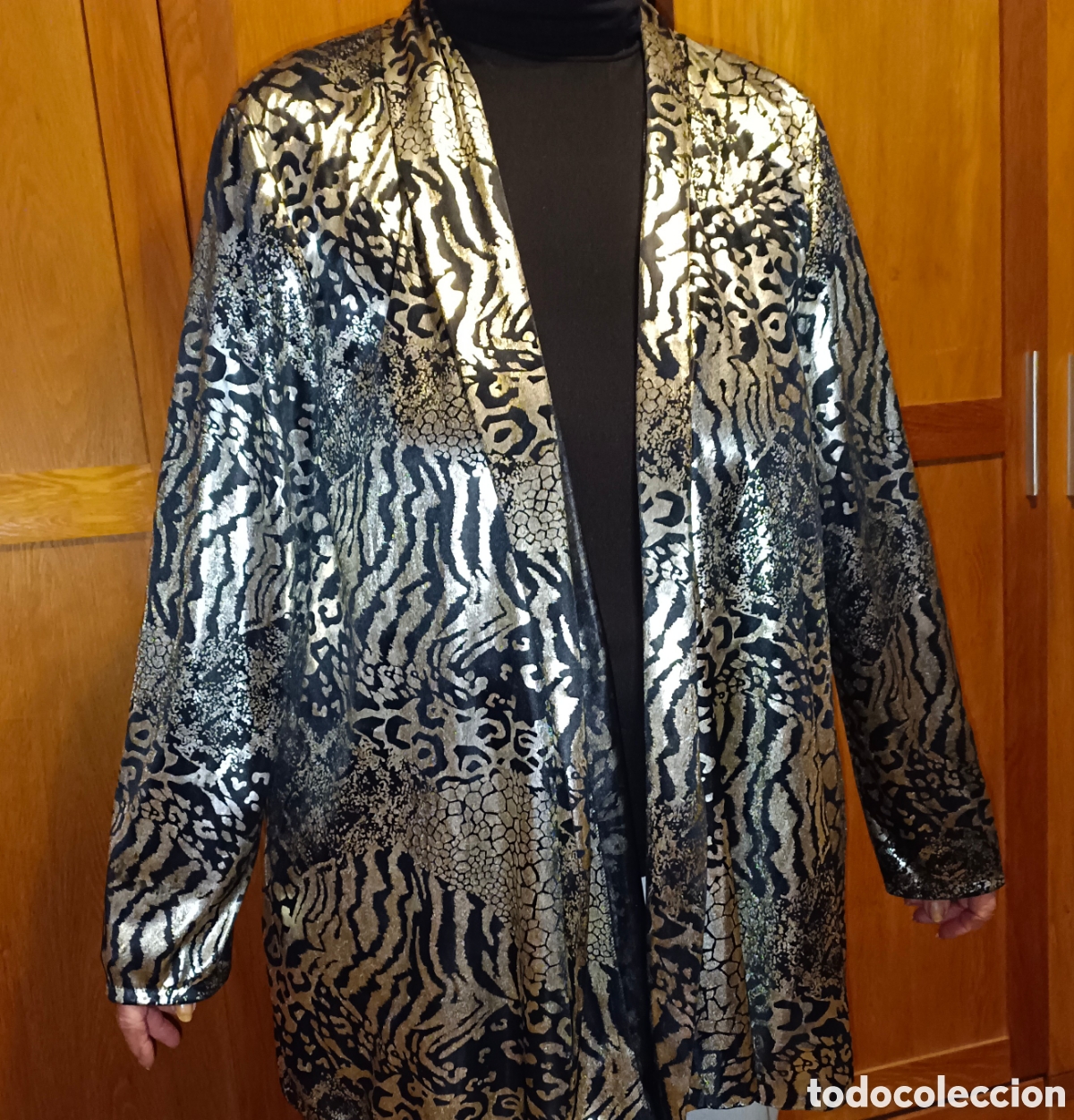 Segunda mano: Conjunto abrigo y camiseta de fiesta - Foto 1