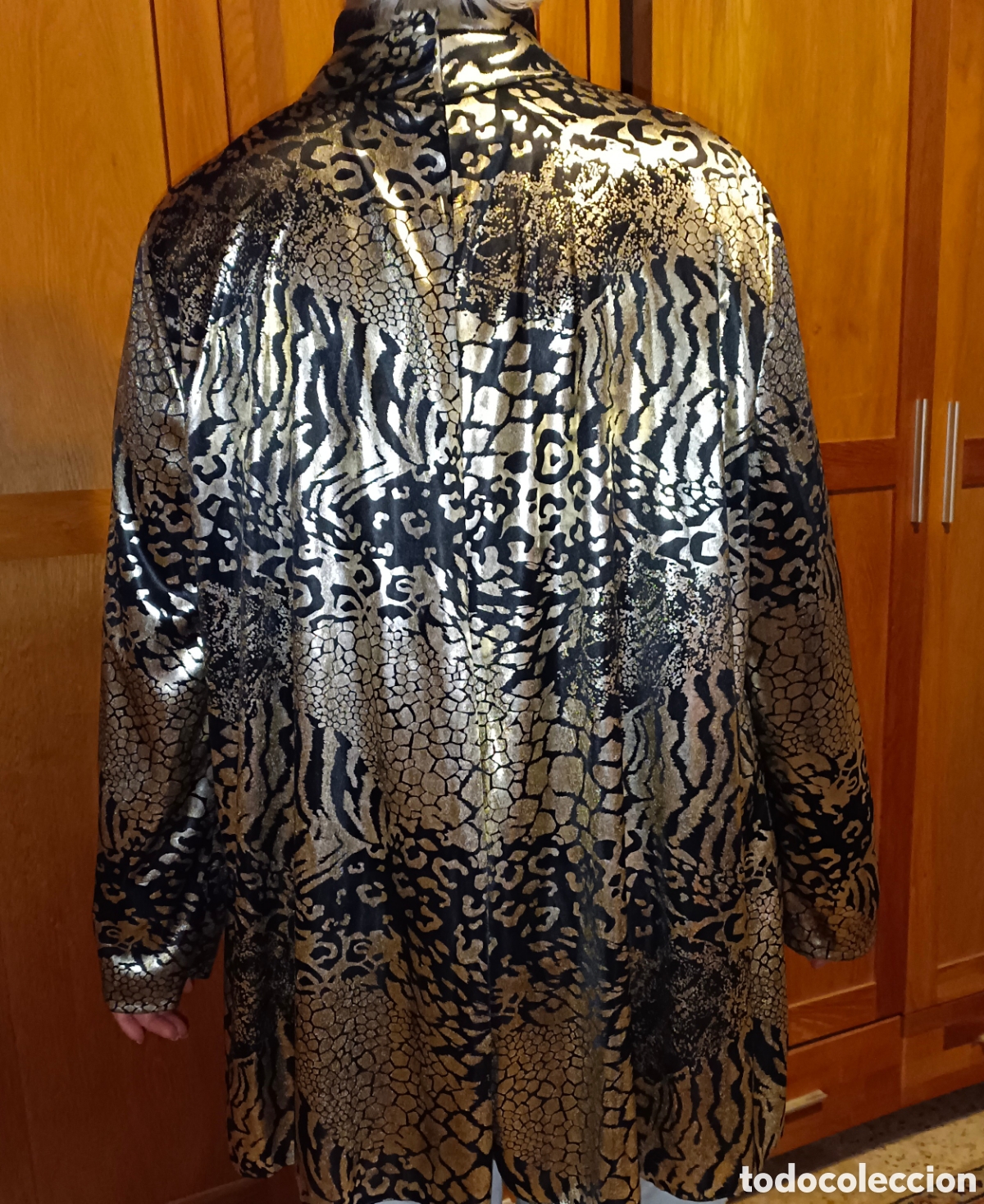 Segunda mano: Conjunto abrigo y camiseta de fiesta - Foto 2