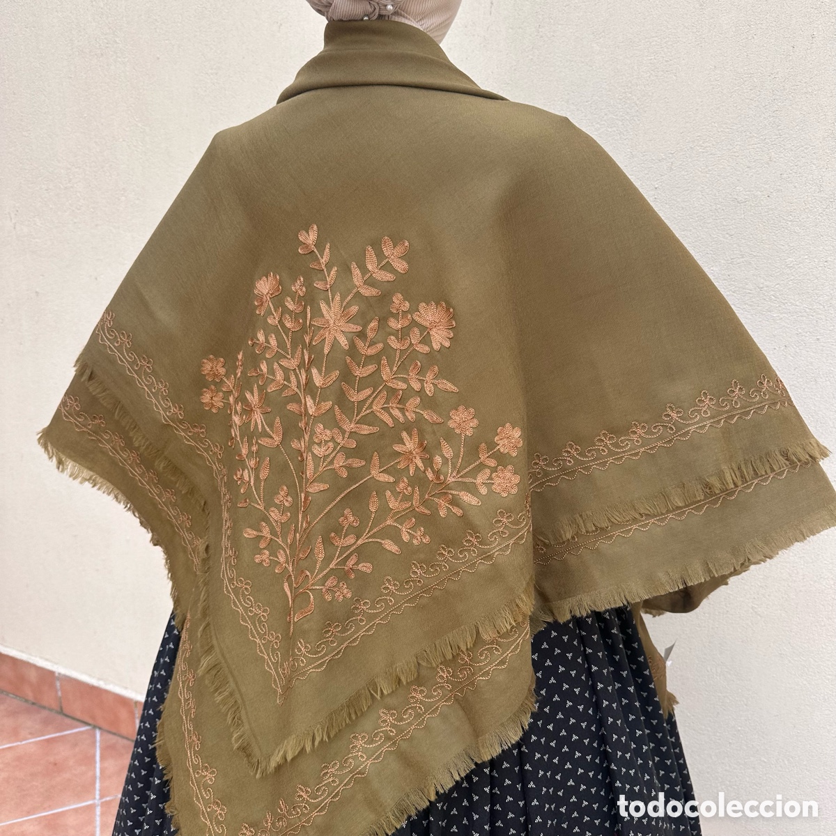 Segunda mano: MANT&Oacute;N DE LANA BORDADO ( 594 ) - Foto 4