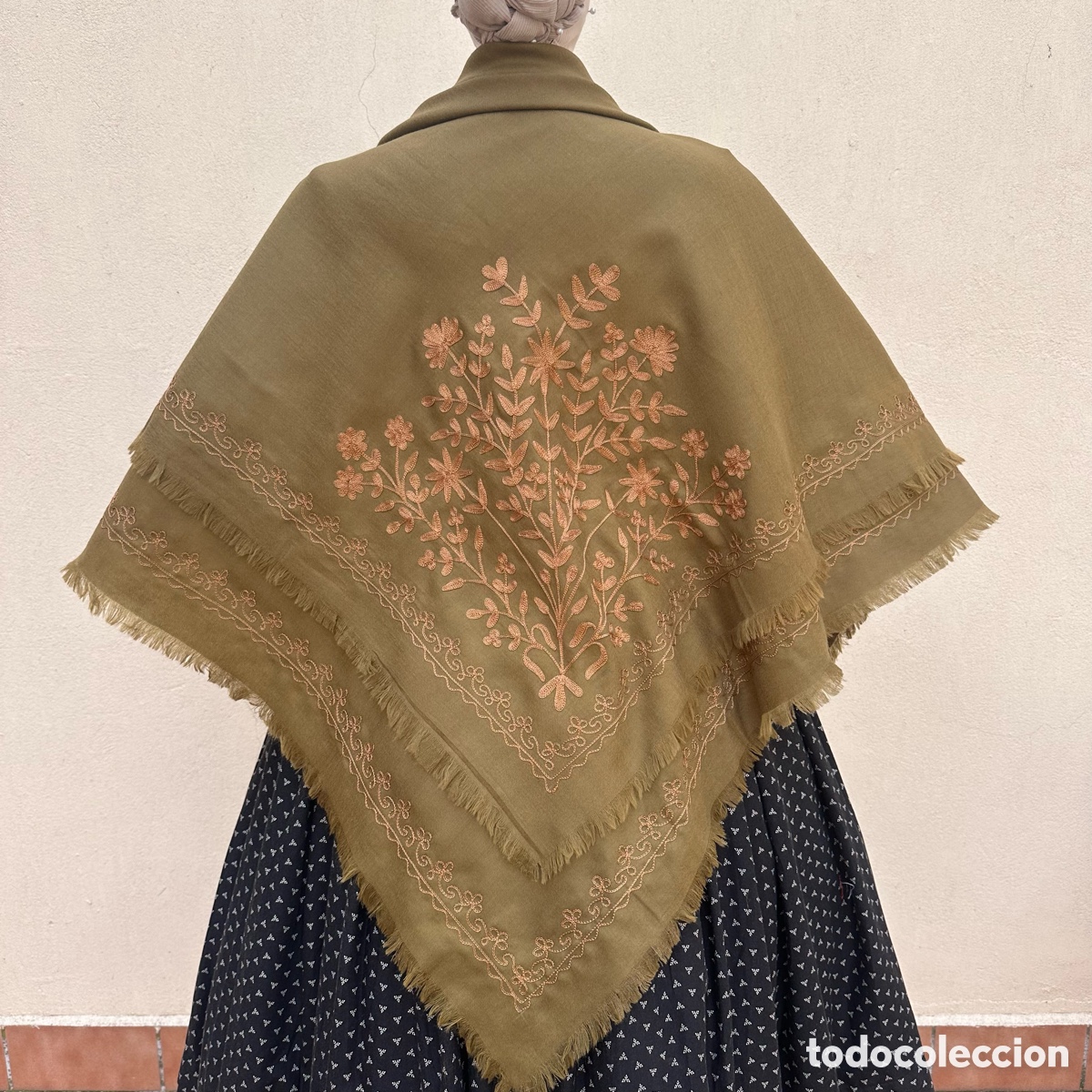 Segunda mano: MANT&Oacute;N DE LANA BORDADO ( 594 ) - Foto 1