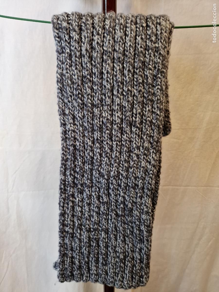 Segunda mano: BONITA BUFANDA. COLOR GRIS. - Foto 2