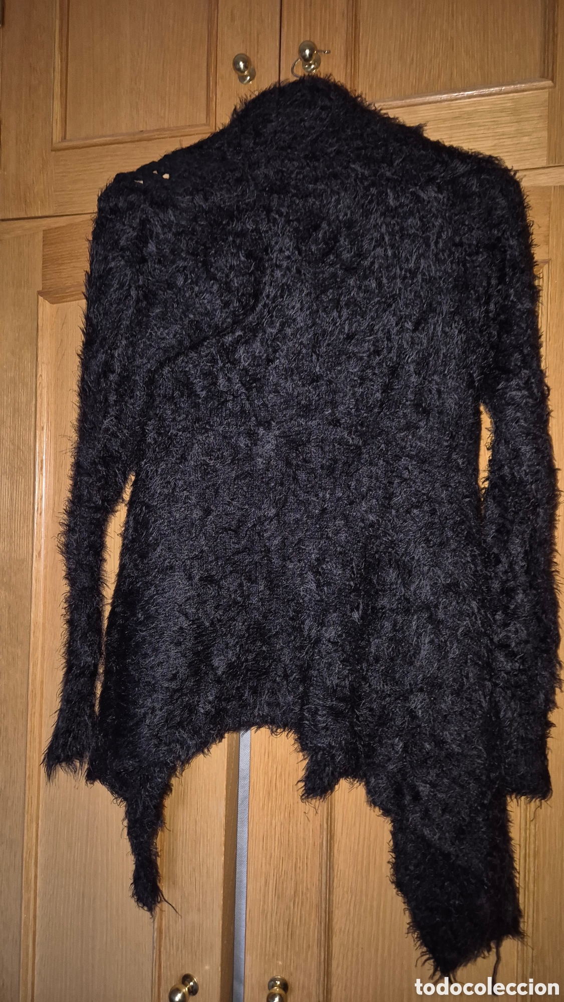Segunda mano: Chaqueta de mujer de pelo negra - Foto 2