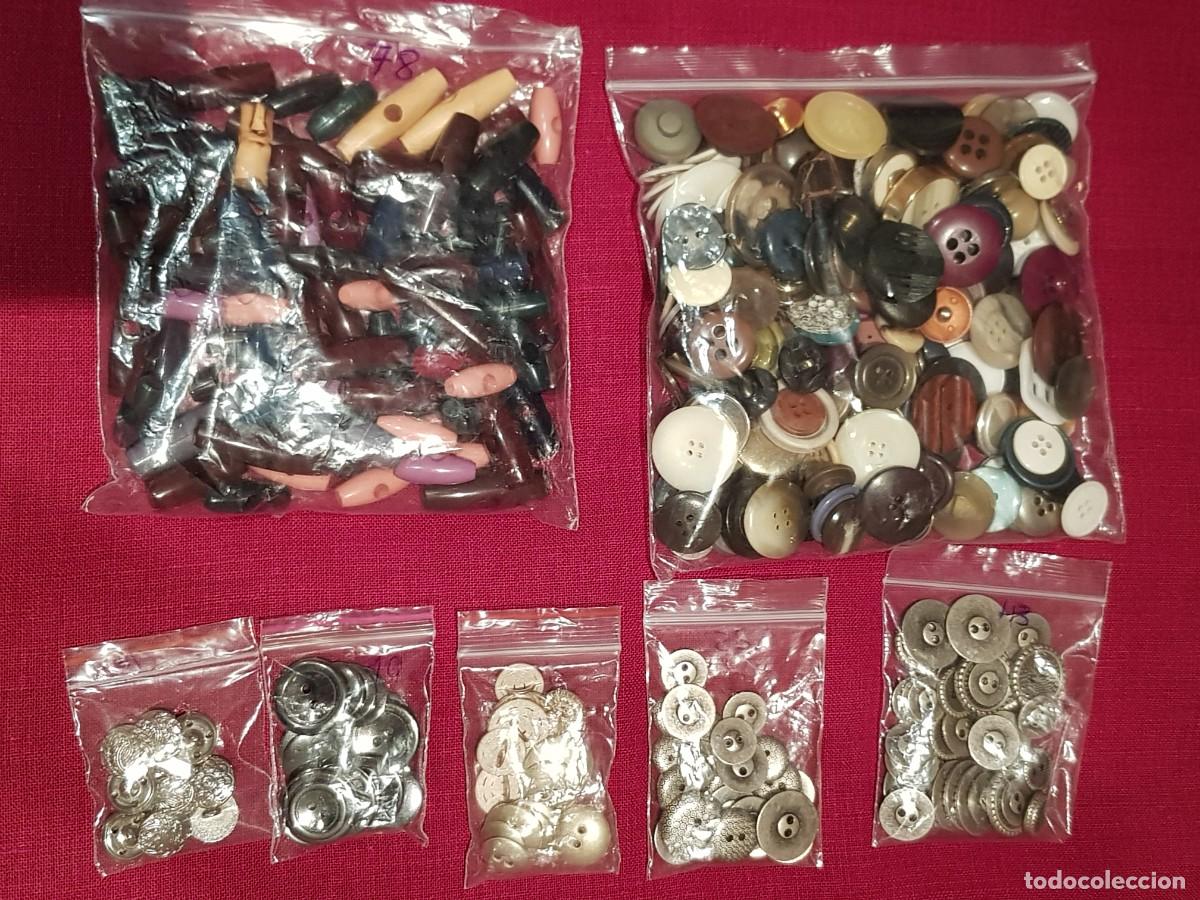 Segunda mano: LOTE DE BOTONES VARIADOS - Foto 1