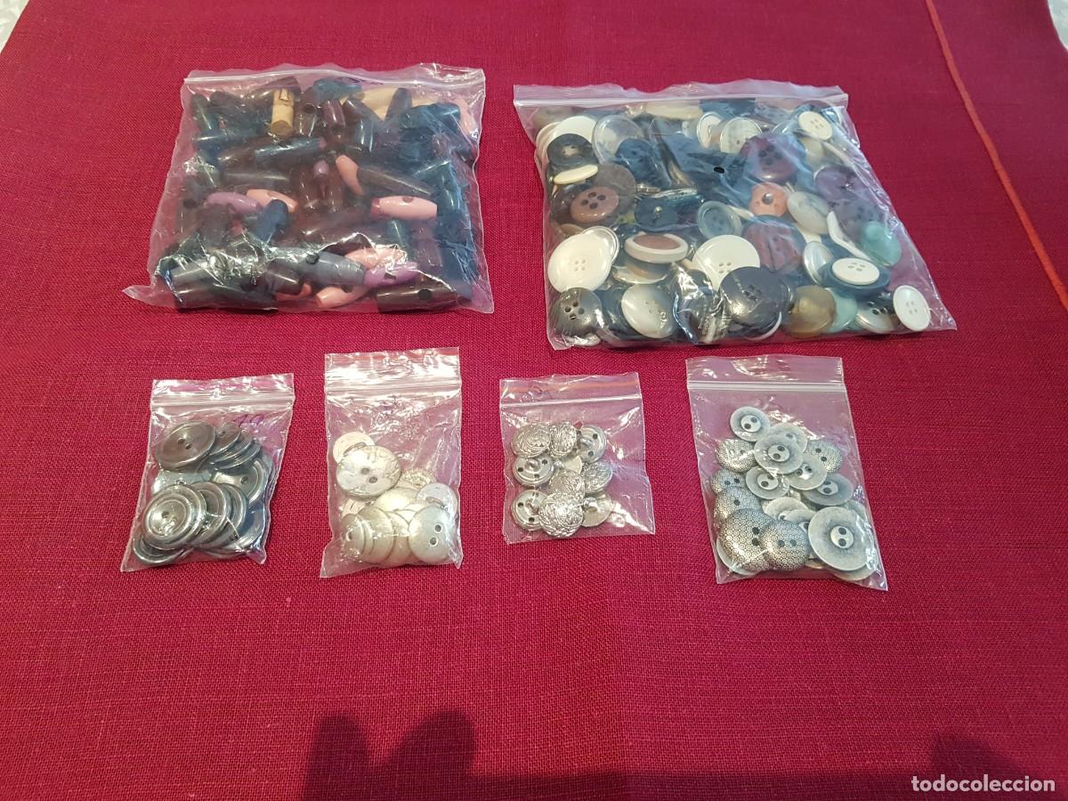 Segunda mano: LOTE DE BOTONES VARIADOS - Foto 2