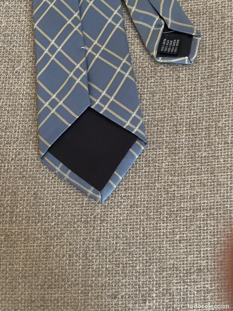 Segunda mano: Corbata realizada en 100% seda celeste con estampado realizando cuadr&iacute;cula en forma romboidal. - Foto 2