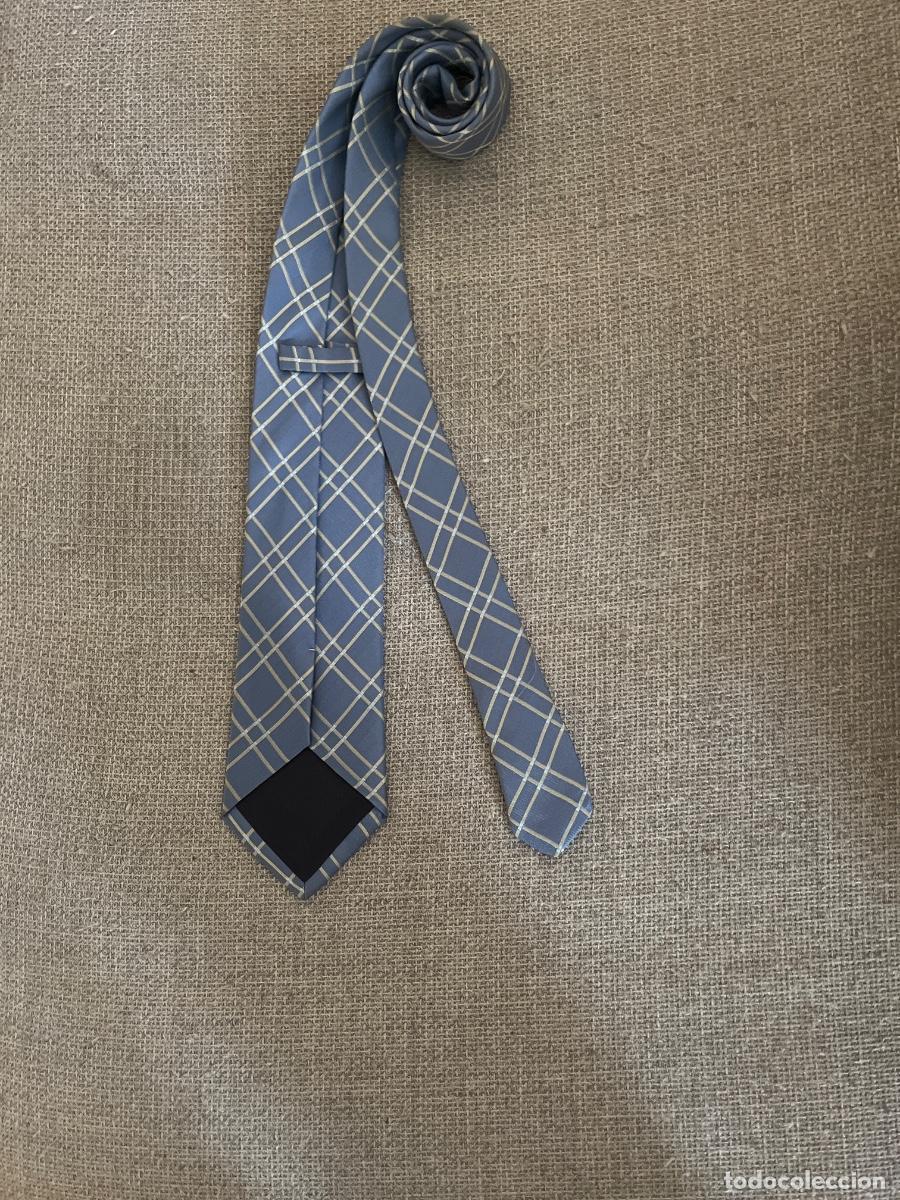 Segunda mano: Corbata realizada en 100% seda celeste con estampado realizando cuadr&iacute;cula en forma romboidal. - Foto 3