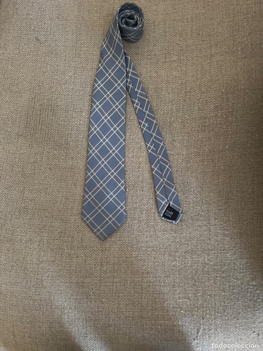 Segunda mano: Corbata realizada en 100% seda celeste con estampado realizando cuadr&iacute;cula en forma romboidal. - Foto 4