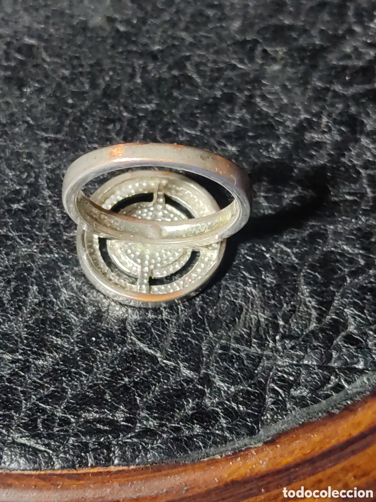 Segunda mano: Anillo plateado con circonitas de bisuter&iacute;a. - Foto 2