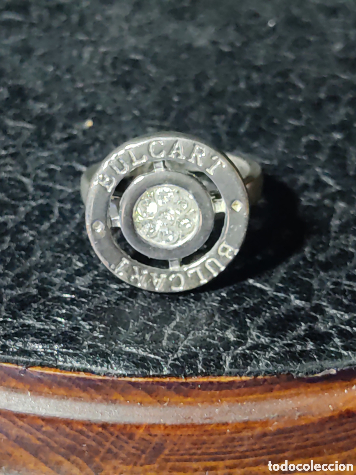 Segunda mano: Anillo plateado con circonitas de bisuter&iacute;a. - Foto 4