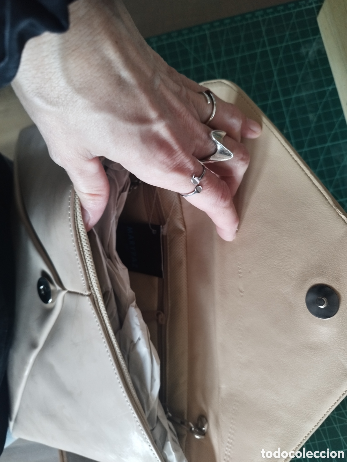 Segunda mano: Bolso sobre charol beige - Foto 3