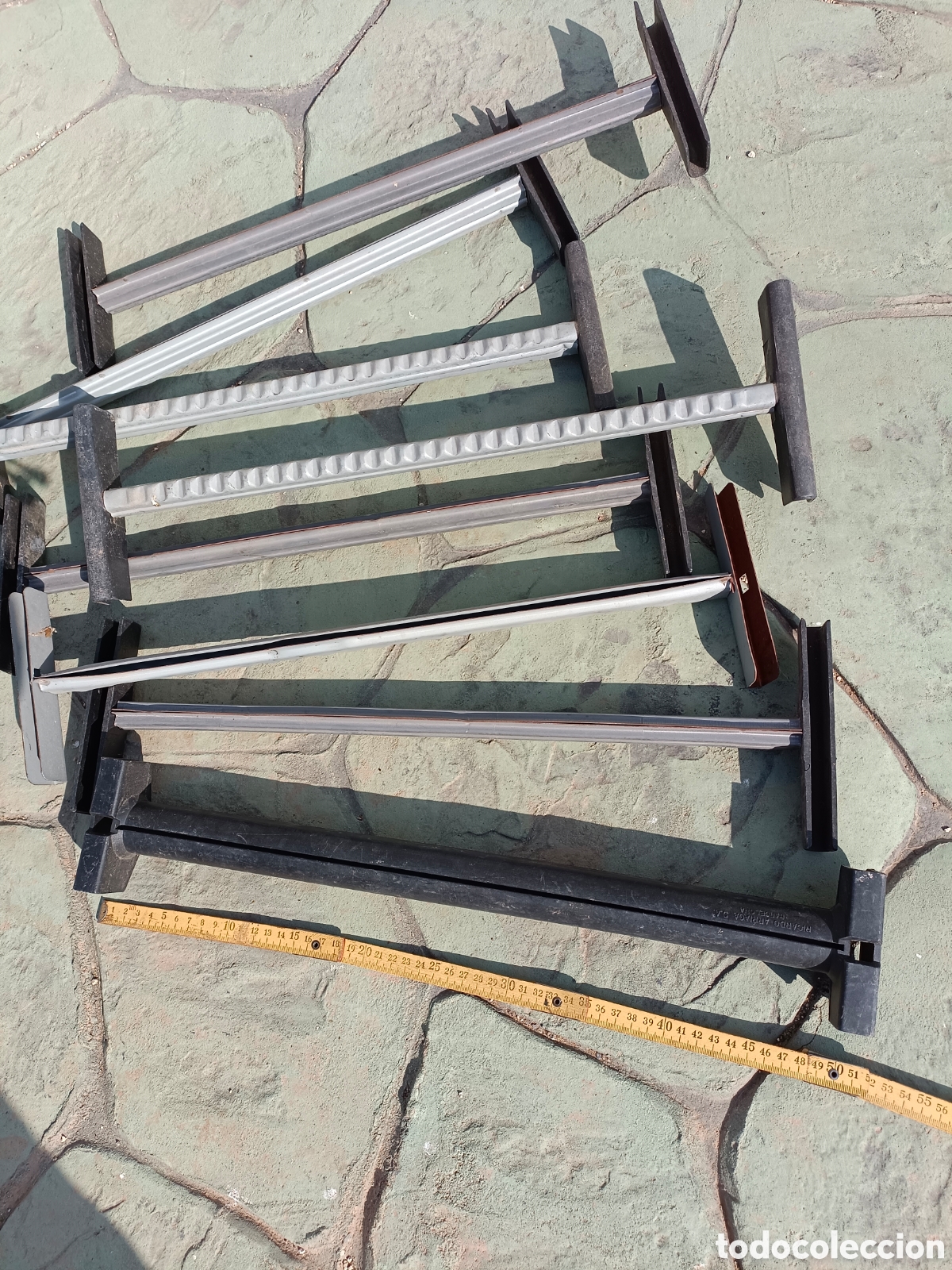 Segunda mano: 8 perchas de metal para cajas de ropa - Foto 1