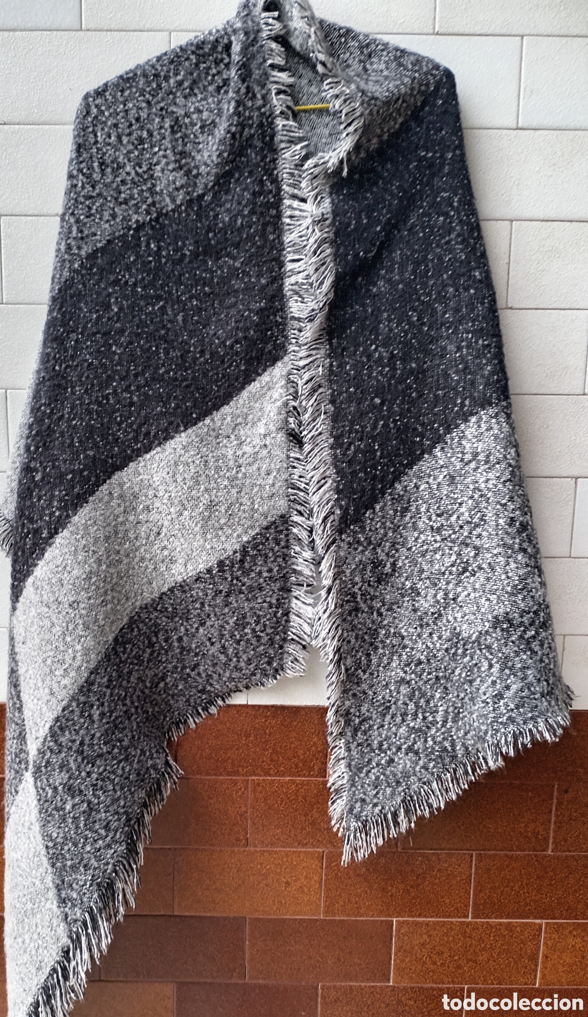 Segunda mano: Bufanda de poncho con flecos - Foto 2