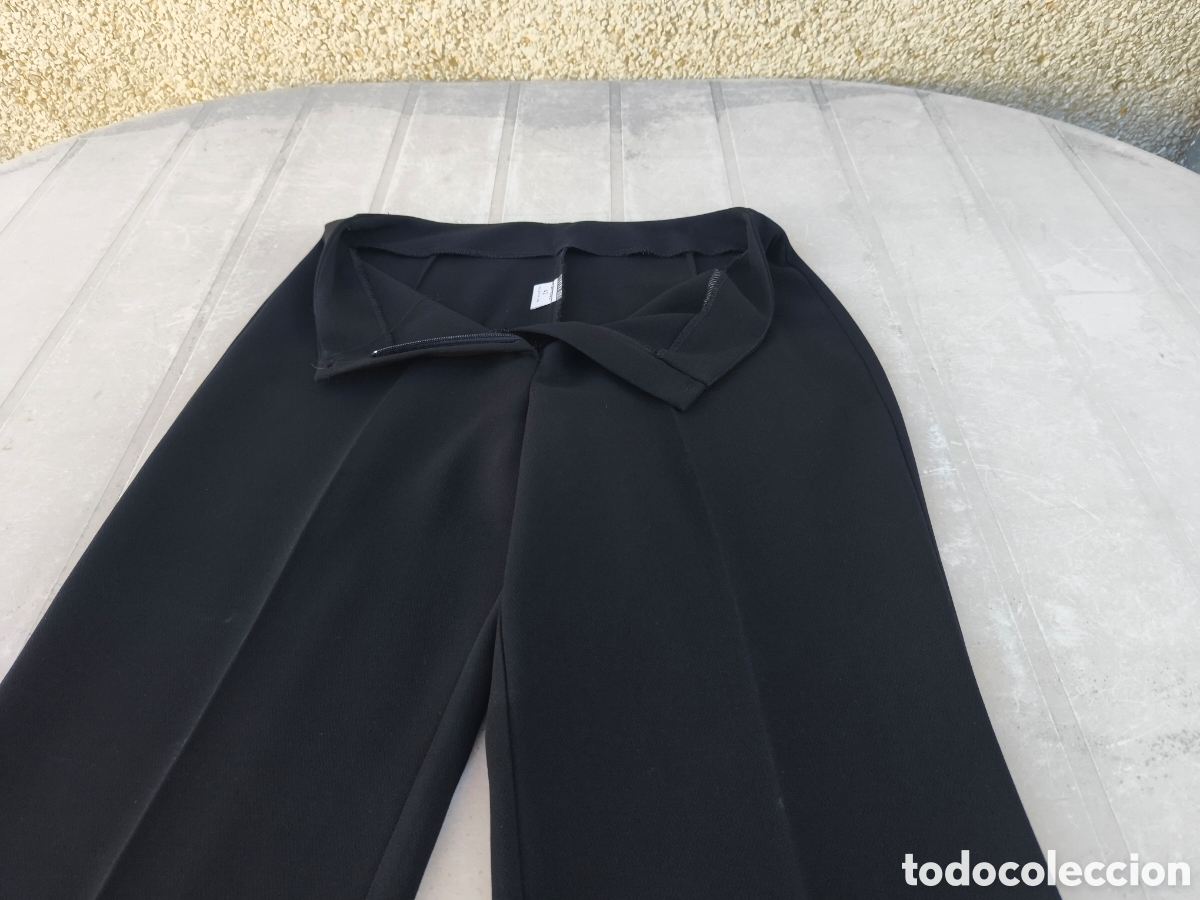 Segunda mano: Pantalones con la raya marcada. - Foto 4