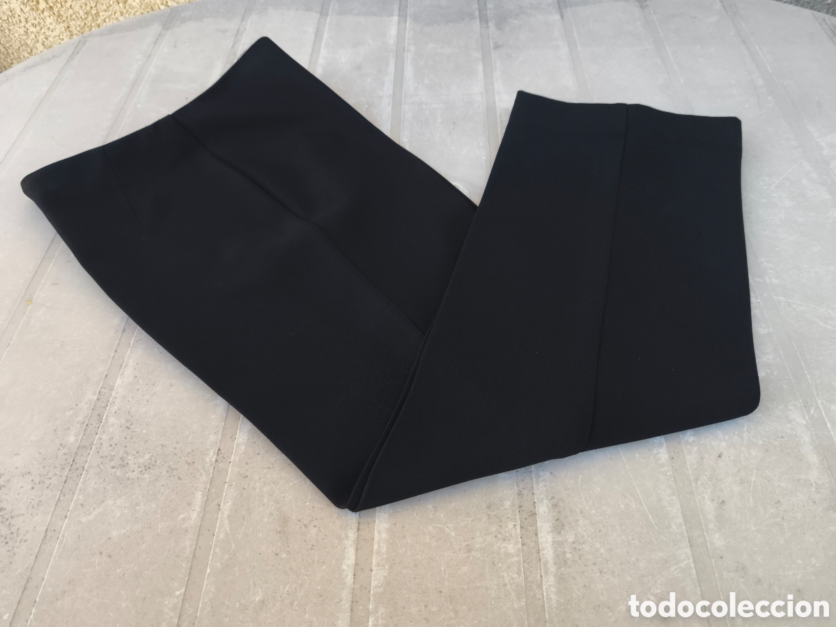 Segunda mano: Pantalones con la raya marcada. - Foto 2