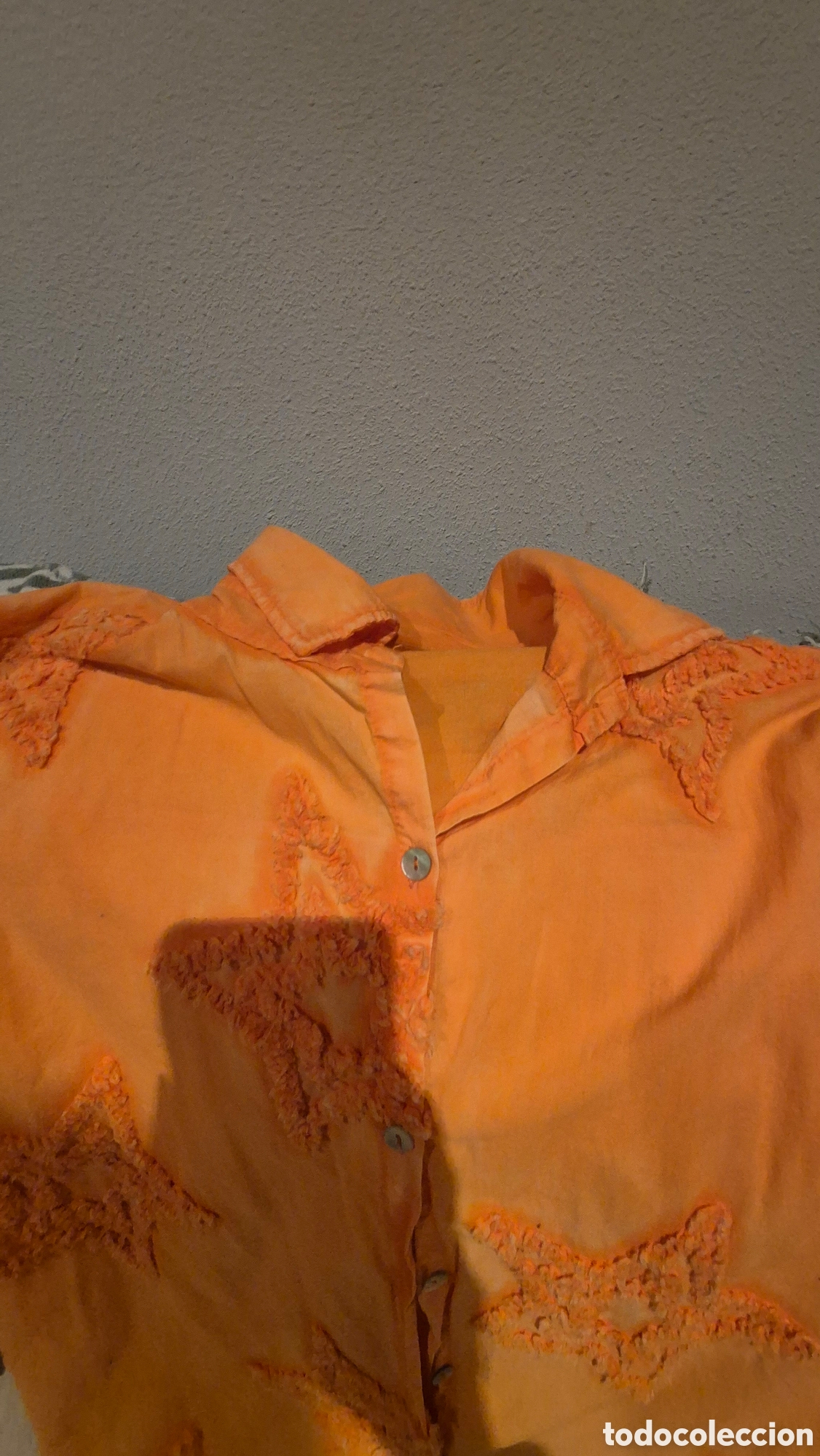 Segunda mano: Blusa naranja estrellas en relieve - Foto 2