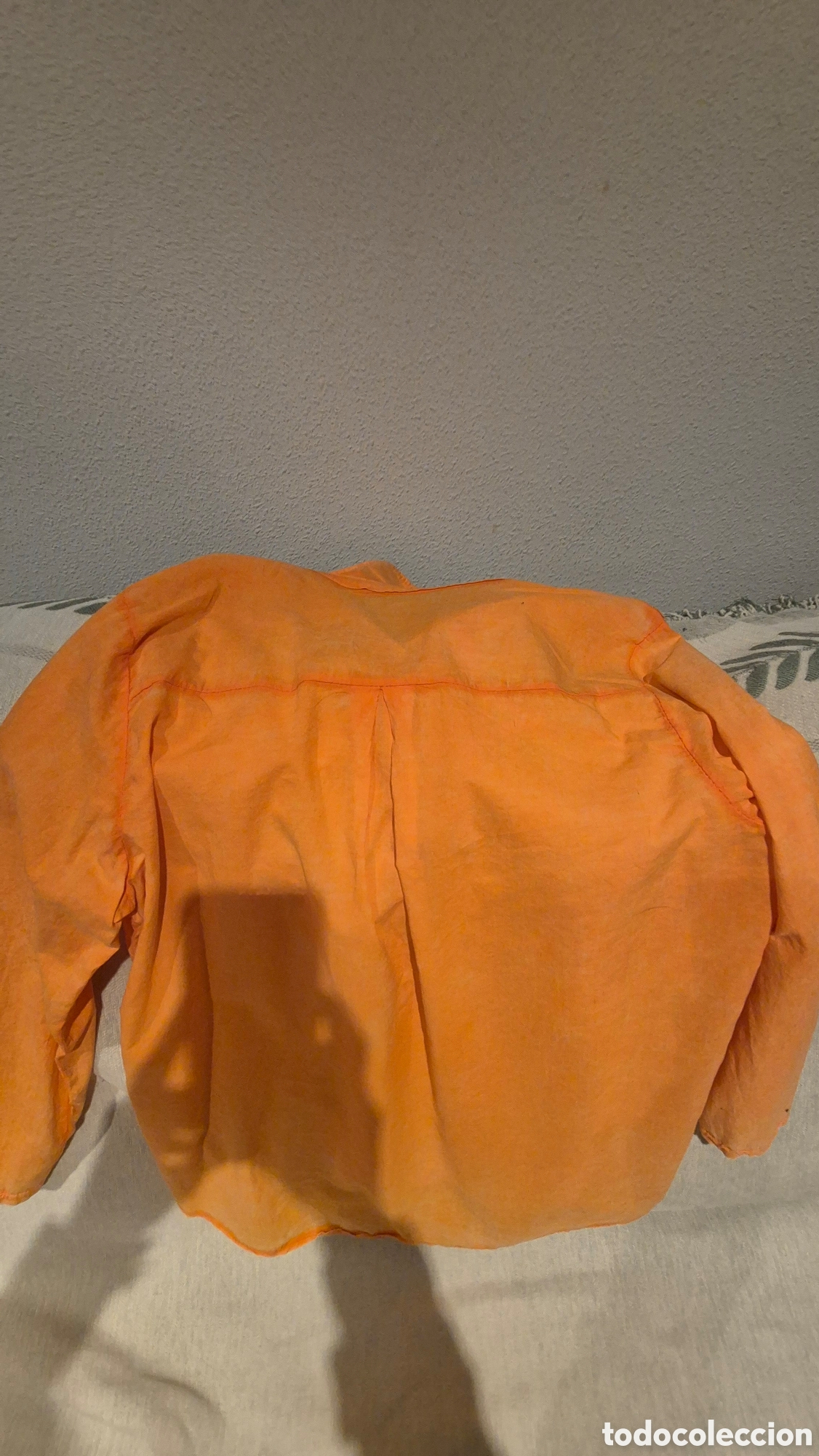 Segunda mano: Blusa naranja estrellas en relieve - Foto 4