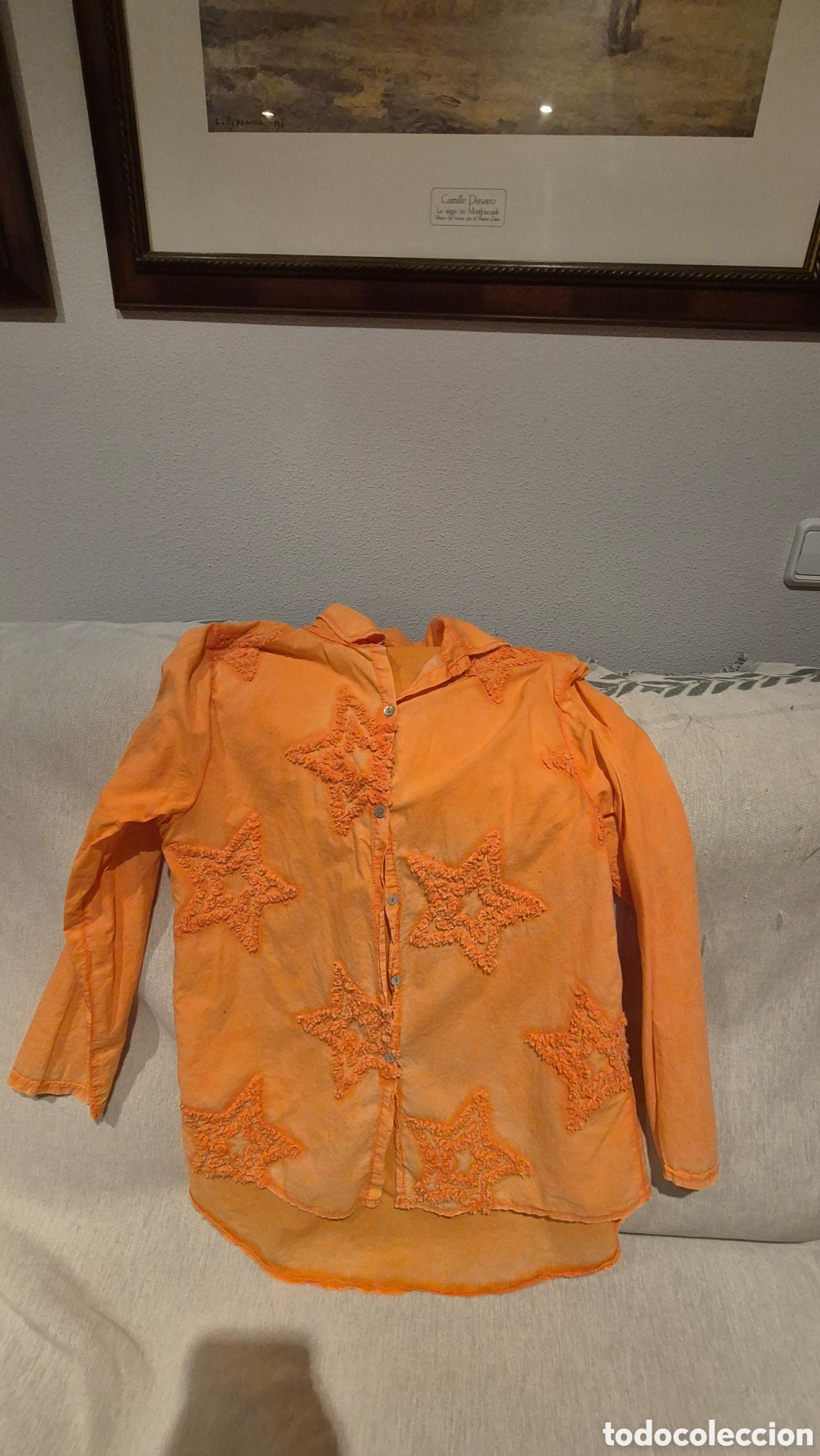 Segunda mano: Blusa naranja estrellas en relieve - Foto 1