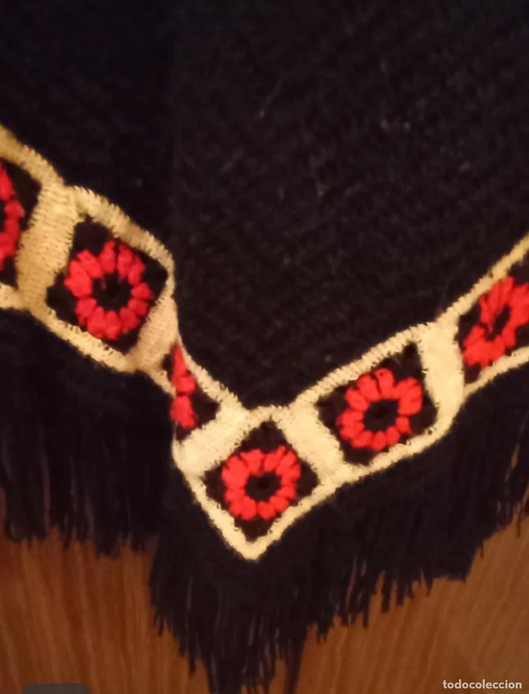 Segunda mano: Poncho lana negro con flores. - Foto 2